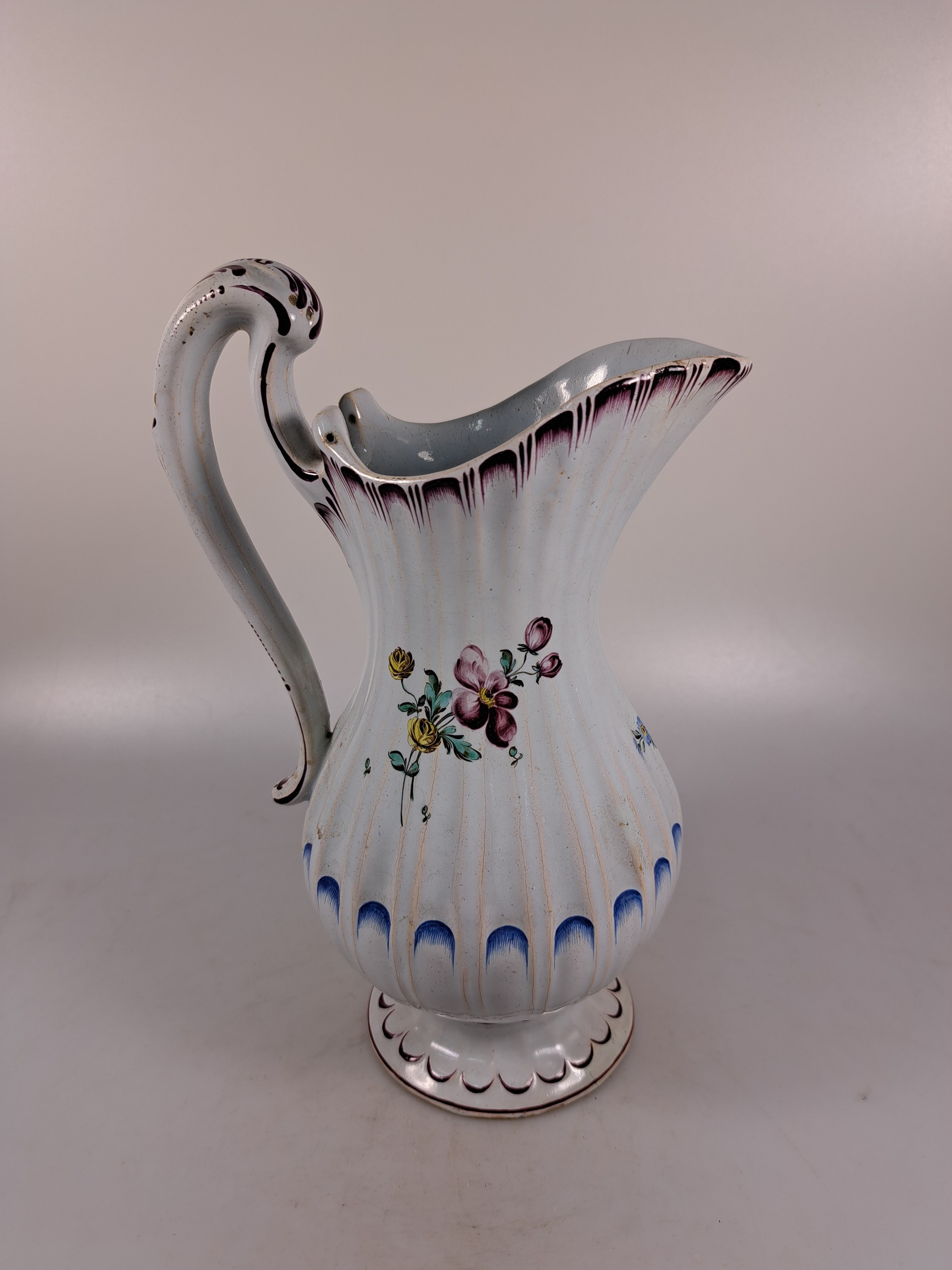 Detail d: Waschgarnitur/Lavabo, Straßburg, um 1760, Fayence, reiche Blumenmalerei, gerippte Form, purpurfarbene und blaue Dekoration, fachgerecht rest., l. ...