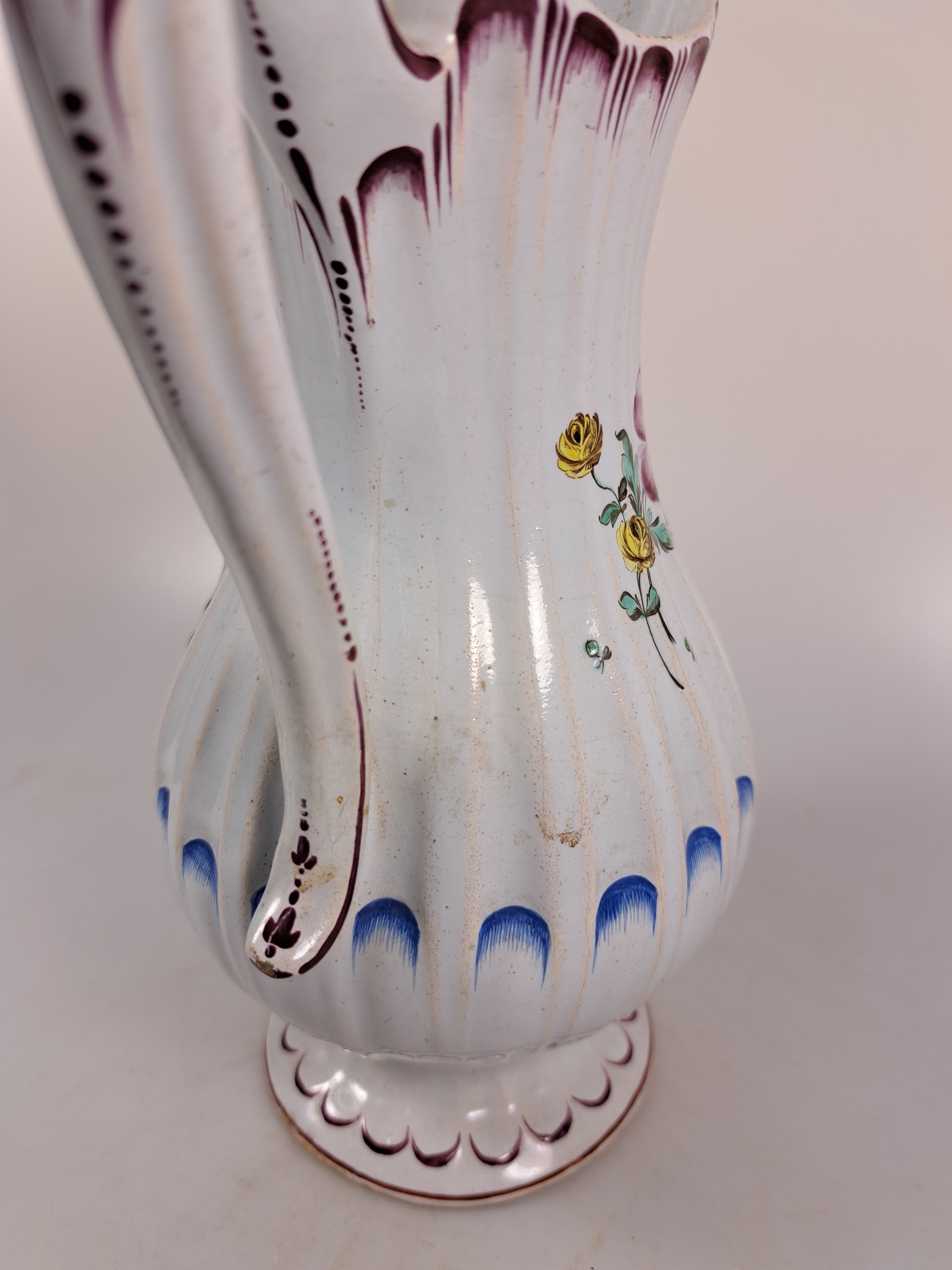 Detail f: Waschgarnitur/Lavabo, Straßburg, um 1760, Fayence, reiche Blumenmalerei, gerippte Form, purpurfarbene und blaue Dekoration, fachgerecht rest., l. ...