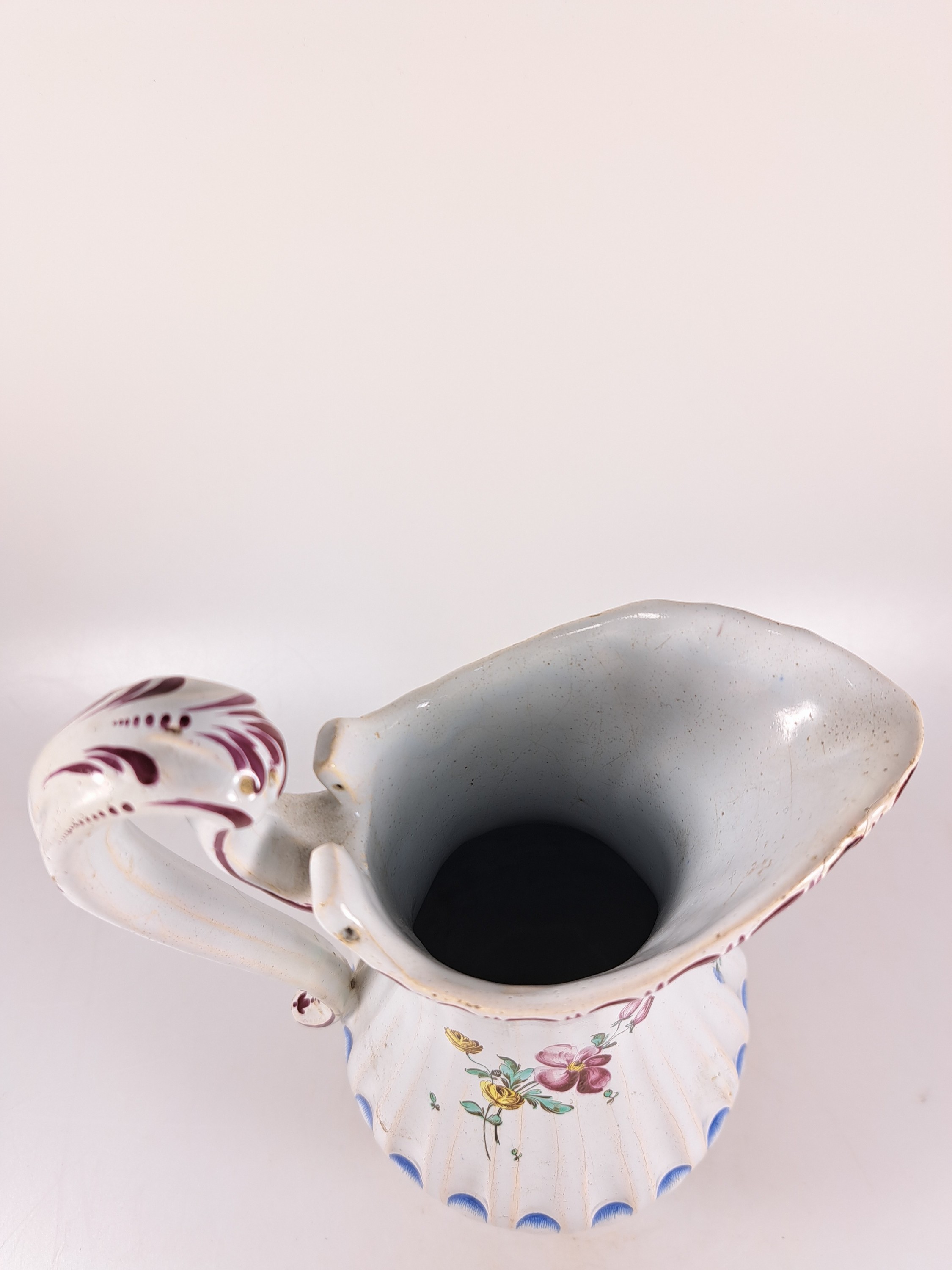 Detail g: Waschgarnitur/Lavabo, Straßburg, um 1760, Fayence, reiche Blumenmalerei, gerippte Form, purpurfarbene und blaue Dekoration, fachgerecht rest., l. ...
