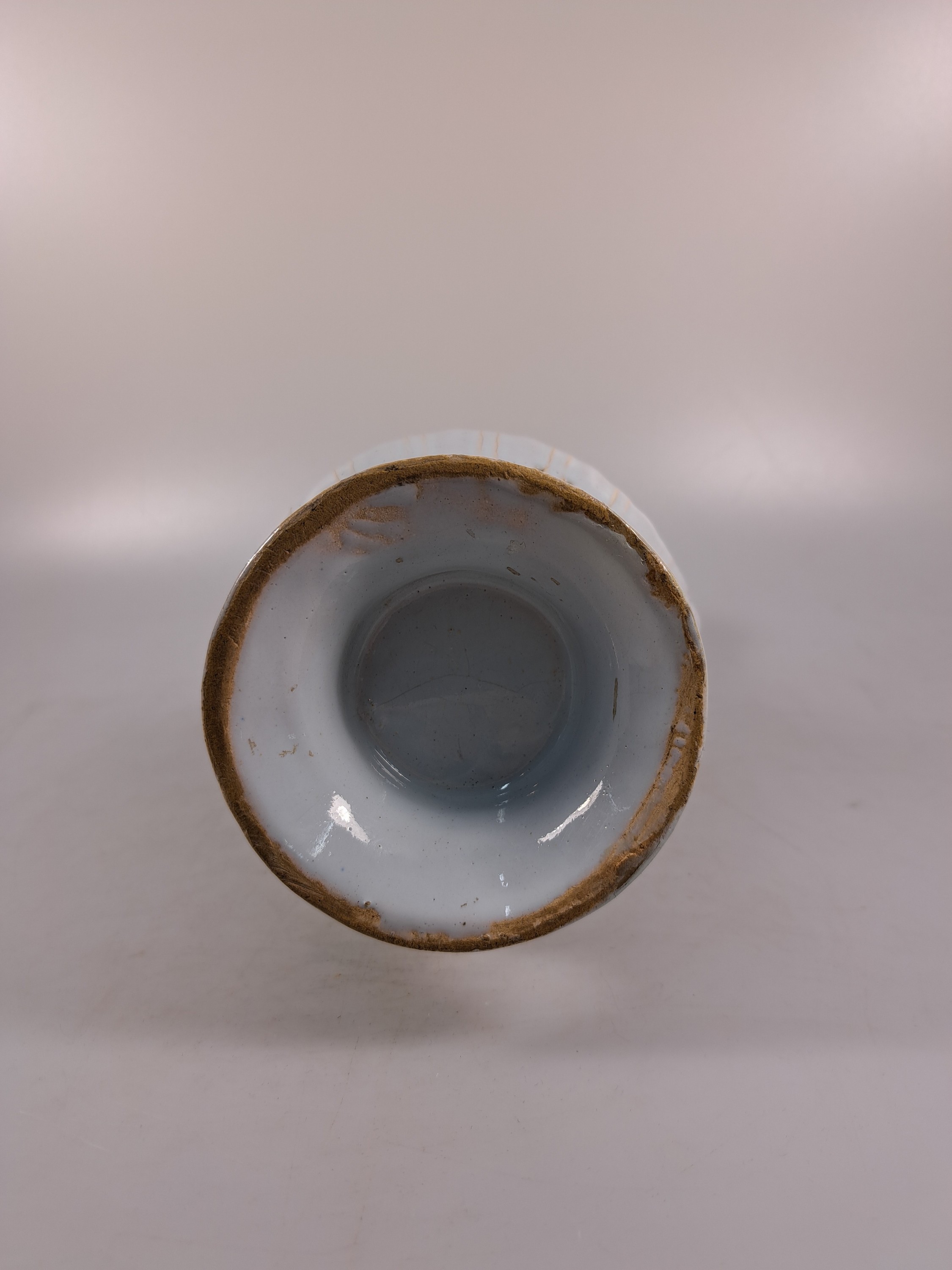 Detail h: Waschgarnitur/Lavabo, Straßburg, um 1760, Fayence, reiche Blumenmalerei, gerippte Form, purpurfarbene und blaue Dekoration, fachgerecht rest., l. ...
