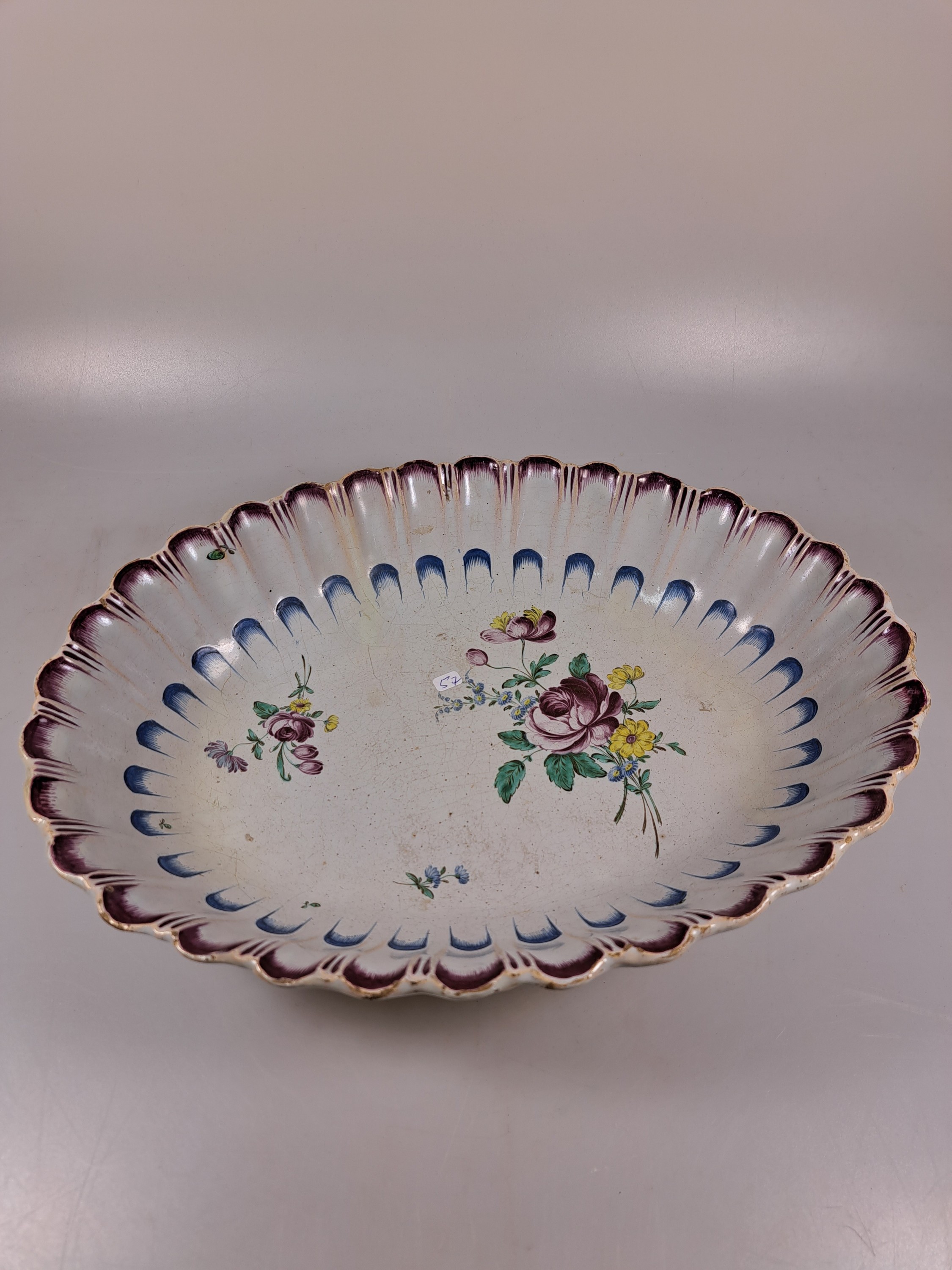 Detail i: Waschgarnitur/Lavabo, Straßburg, um 1760, Fayence, reiche Blumenmalerei, gerippte Form, purpurfarbene und blaue Dekoration, fachgerecht rest., l. ...