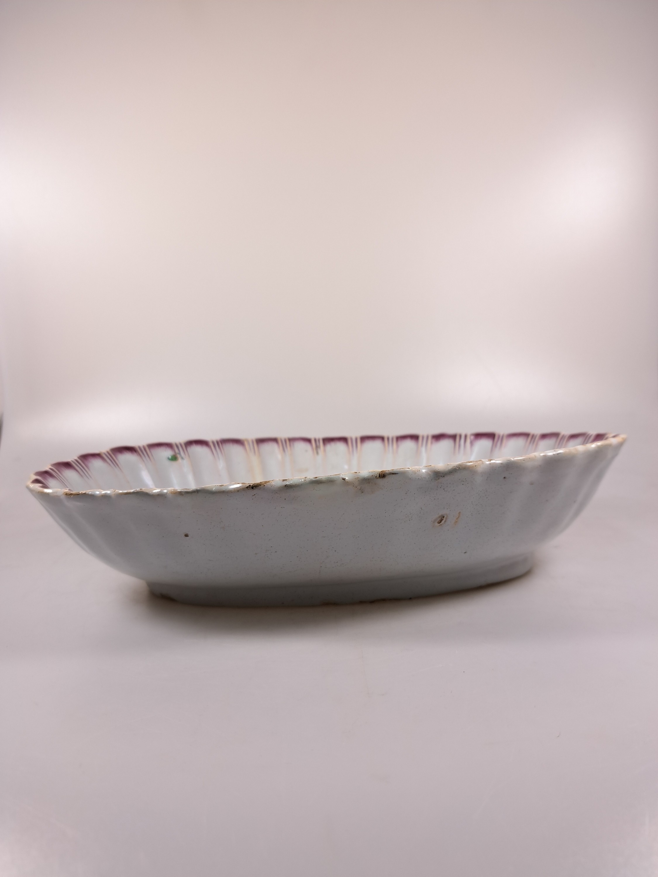 Detail j: Waschgarnitur/Lavabo, Straßburg, um 1760, Fayence, reiche Blumenmalerei, gerippte Form, purpurfarbene und blaue Dekoration, fachgerecht rest., l. ...