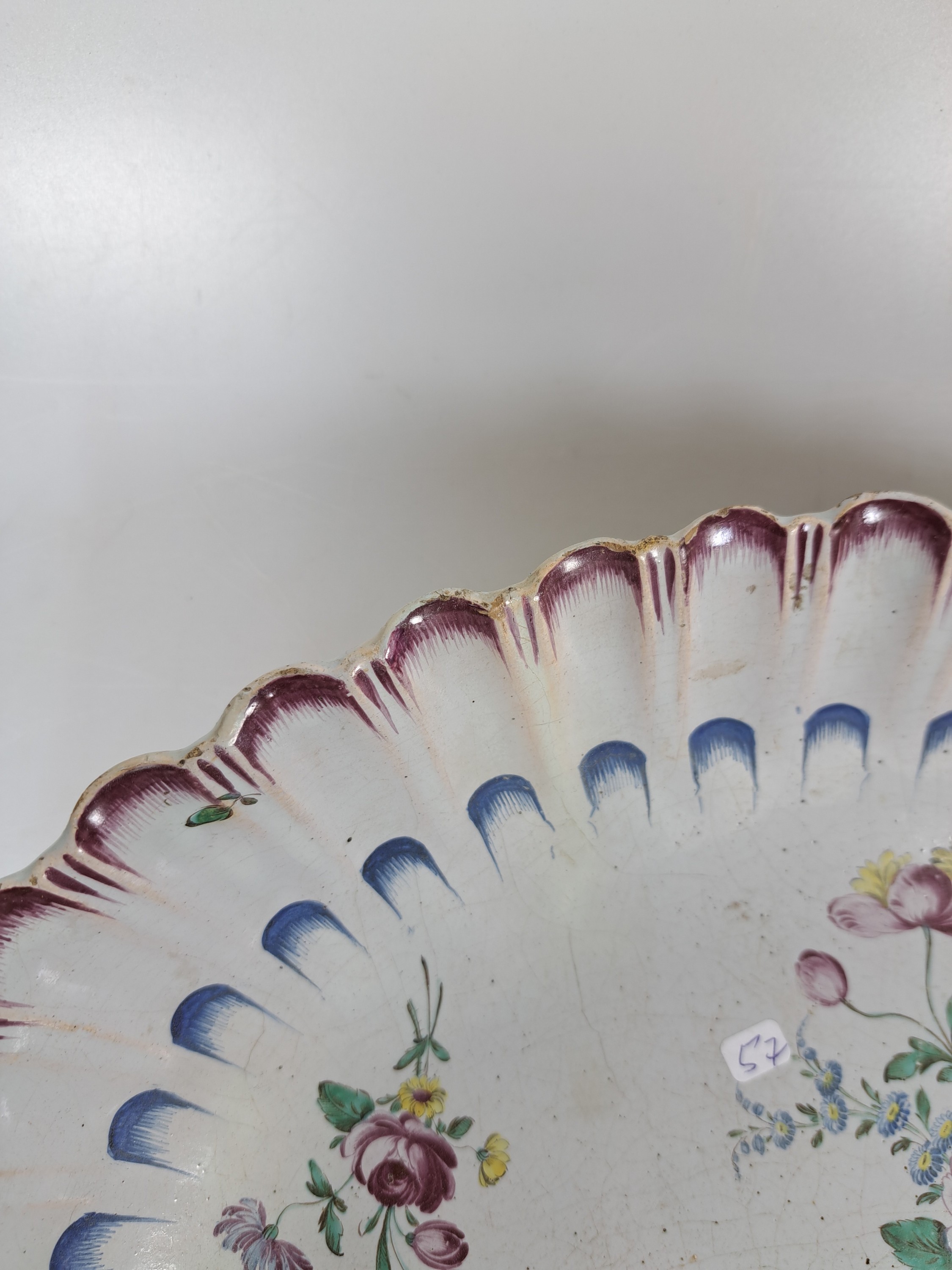 Detail k: Waschgarnitur/Lavabo, Straßburg, um 1760, Fayence, reiche Blumenmalerei, gerippte Form, purpurfarbene und blaue Dekoration, fachgerecht rest., l. ...