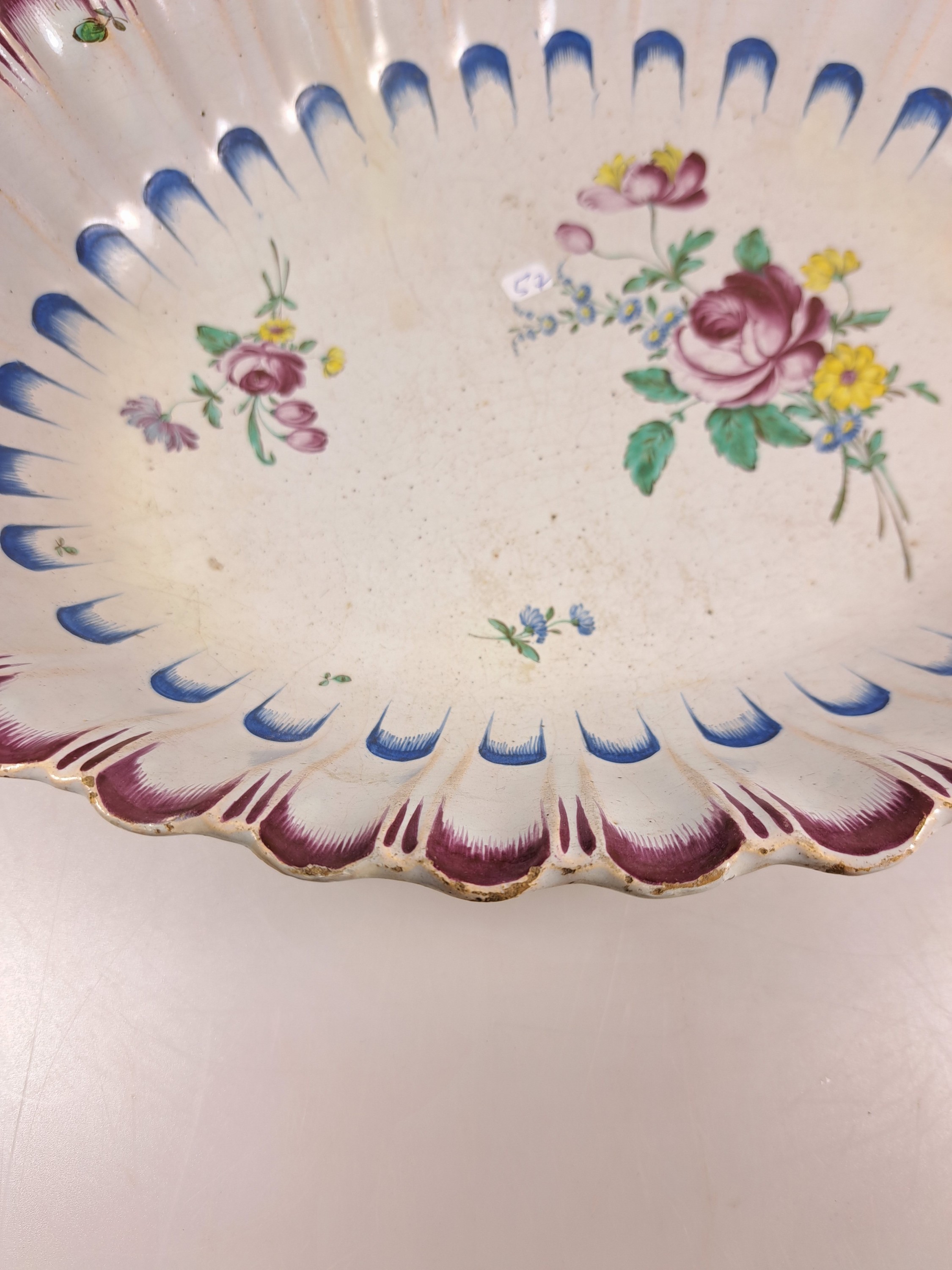 Detail l: Waschgarnitur/Lavabo, Straßburg, um 1760, Fayence, reiche Blumenmalerei, gerippte Form, purpurfarbene und blaue Dekoration, fachgerecht rest., l. ...