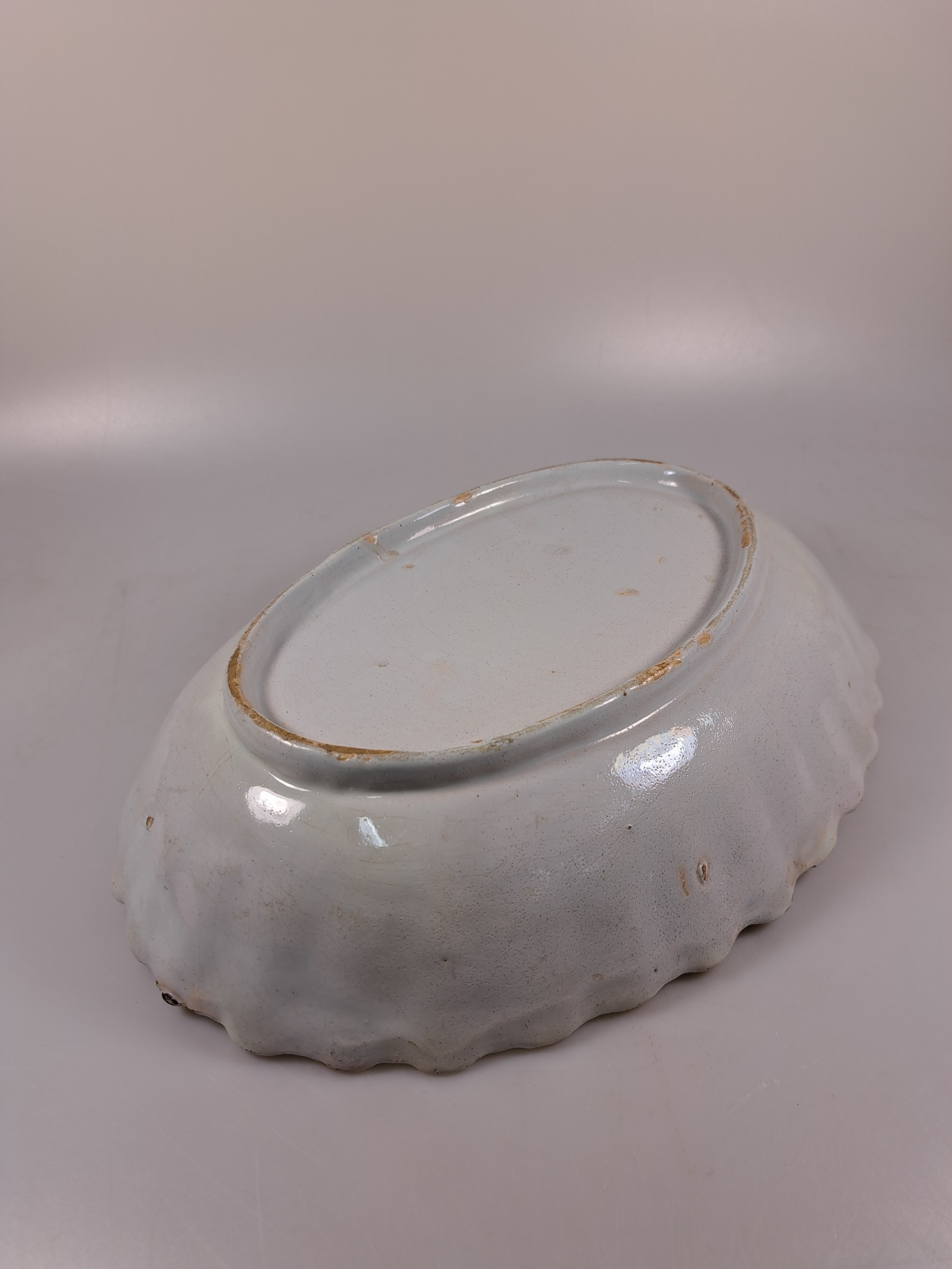 Detail m: Waschgarnitur/Lavabo, Straßburg, um 1760, Fayence, reiche Blumenmalerei, gerippte Form, purpurfarbene und blaue Dekoration, fachgerecht rest., l. ...