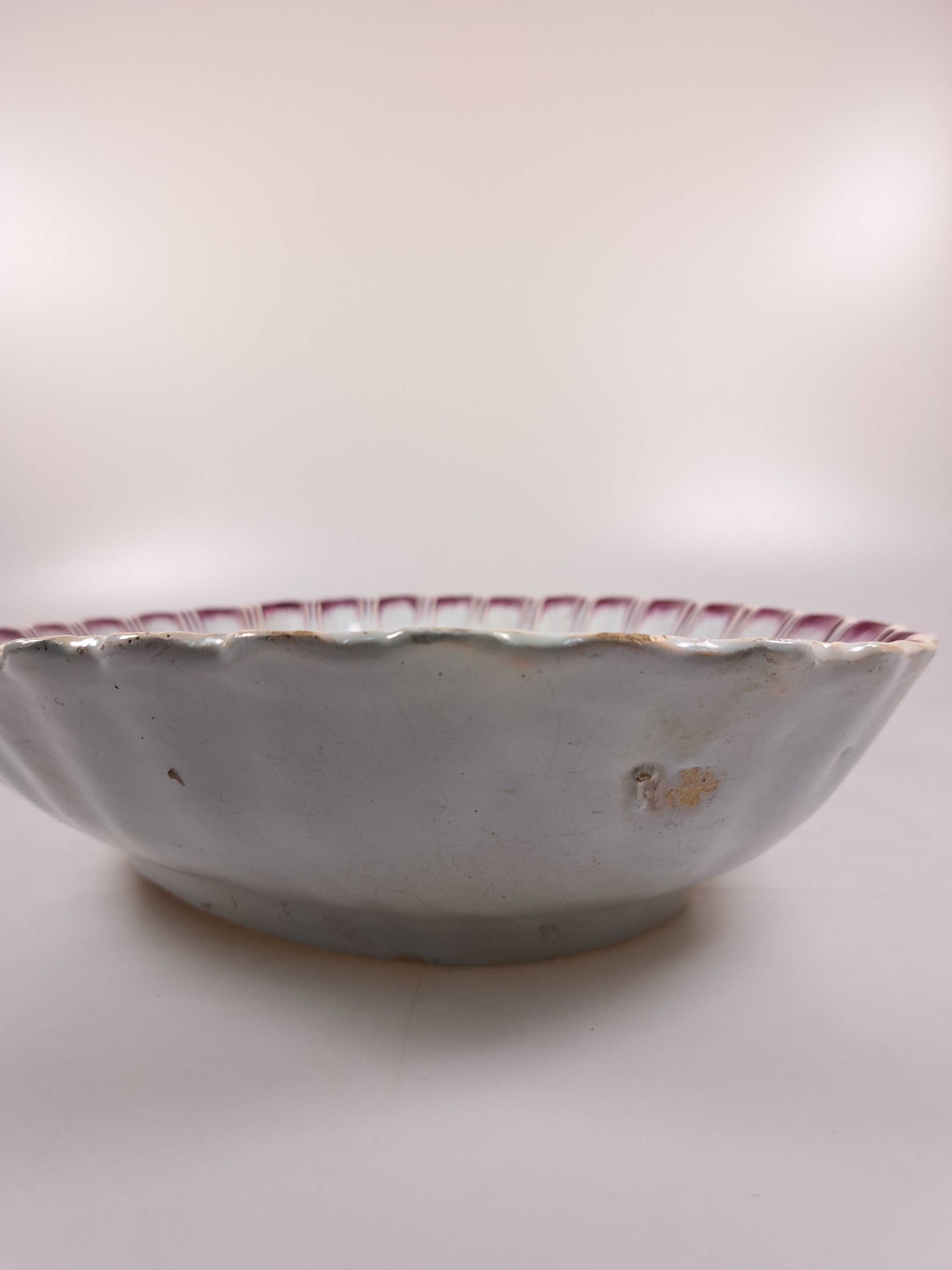 Detail n: Waschgarnitur/Lavabo, Straßburg, um 1760, Fayence, reiche Blumenmalerei, gerippte Form, purpurfarbene und blaue Dekoration, fachgerecht rest., l. ...