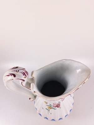 26924671g - Waschgarnitur/Lavabo, Straßburg, um 1760, Fayence, reiche Blumenmalerei, gerippte ...