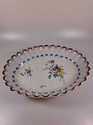26924671i - Waschgarnitur/Lavabo, Straßburg, um 1760, Fayence, reiche Blumenmalerei, gerippte ...