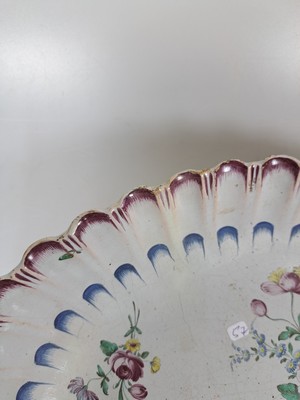 26924671k - Waschgarnitur/Lavabo, Straßburg, um 1760, Fayence, reiche Blumenmalerei, gerippte ...