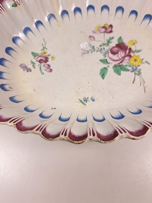 26924671l - Waschgarnitur/Lavabo, Straßburg, um 1760, Fayence, reiche Blumenmalerei, gerippte ...