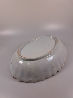 26924671m - Waschgarnitur/Lavabo, Straßburg, um 1760, Fayence, reiche Blumenmalerei, gerippte ...