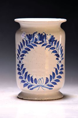 Image 26924693 - Apothekergefäß, Hanau,um 1750, Fayence, weiße Engobe mit blauer ...