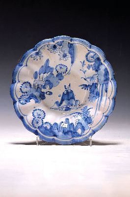 Image 26924695 - Kleine Buckelplatte, Frankfurt, um 1700, Fayence, mit blauen Chinoiserien bemalt, ...