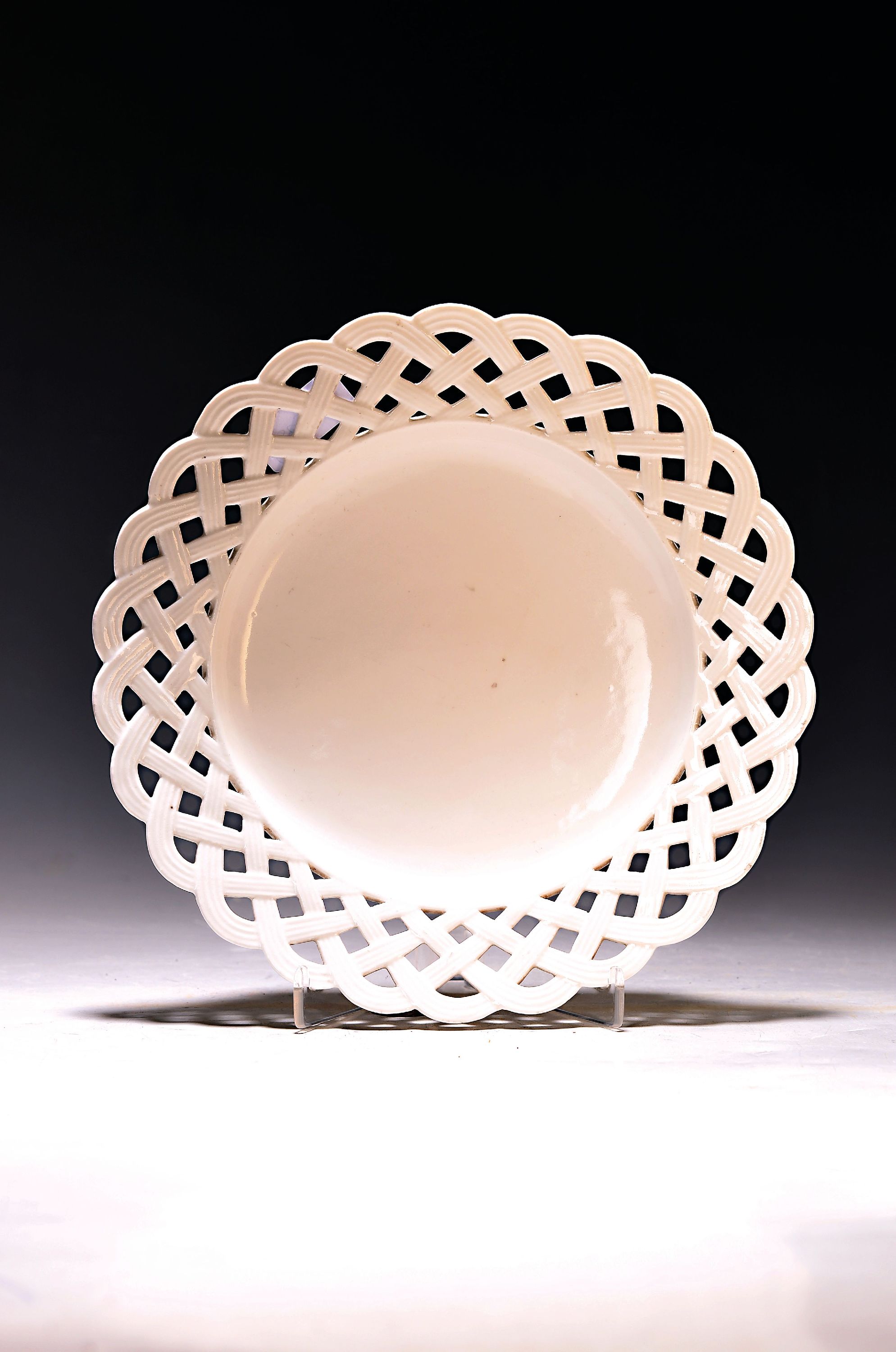 Großer Dessertteller, Frankenthal, um 1782, weiß, geflochtener Rand, CT-Marke, eingeritzte Bossierermarke HI= Ignaz Hinel, D. 23.5 cm