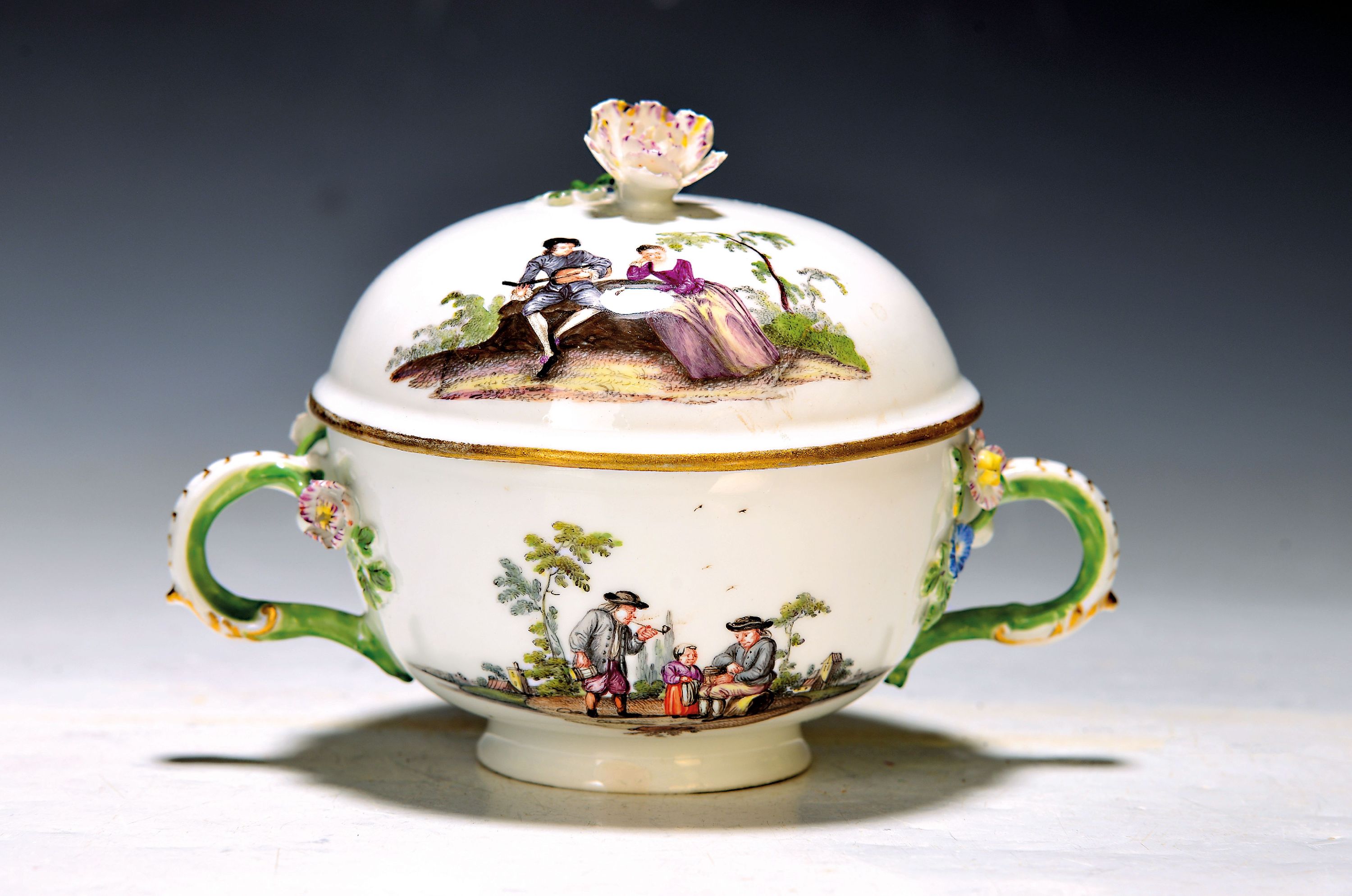 Deckeltasse ohne Untertasse, Meissen, um 1745/50, Porzellan, mit vier figürlichen Szenen bemalt, restauriert, l. Altersschäden, ca. 11.5 x 15 cm
