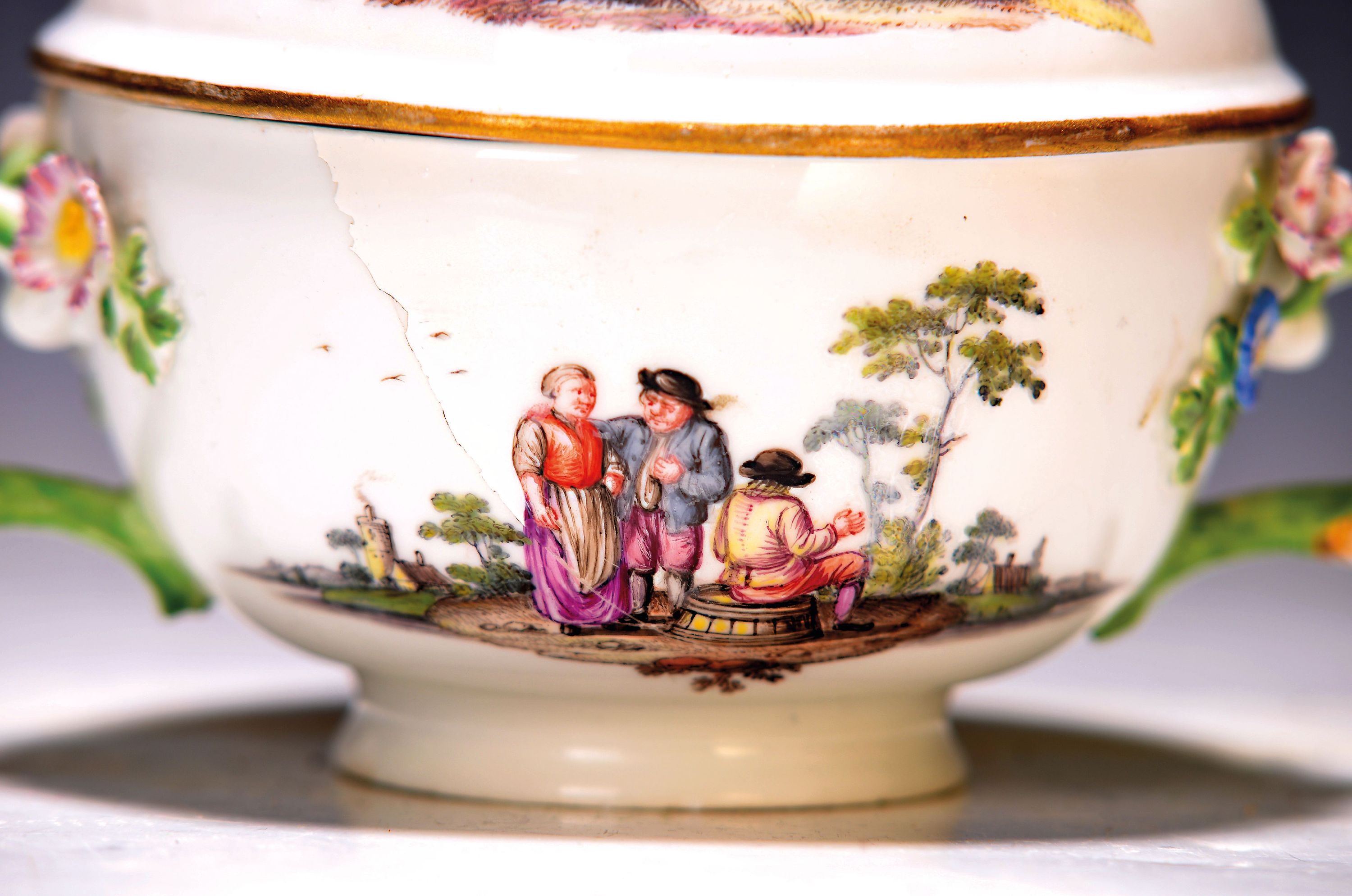 Detail a: Deckeltasse ohne Untertasse, Meissen, um 1745/50, Porzellan, mit vier figürlichen Szenen bemalt, restauriert, l. Altersschäden, ca. 11.5 x 15 cm
