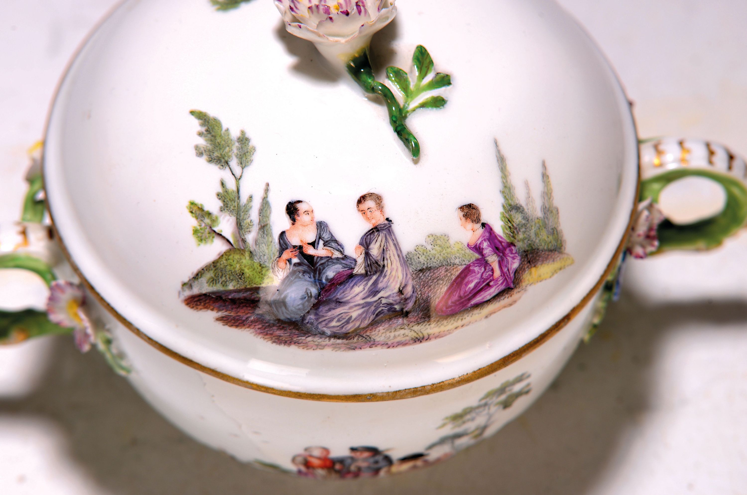 Detail b: Deckeltasse ohne Untertasse, Meissen, um 1745/50, Porzellan, mit vier figürlichen Szenen bemalt, restauriert, l. Altersschäden, ca. 11.5 x 15 cm