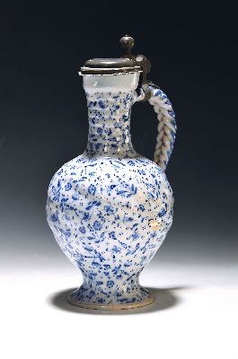 Image 26924773 - Enghalskrug, Ansbach um 1725, Fayence, mit "Vögeles-Dekor", monogr. P, ...
