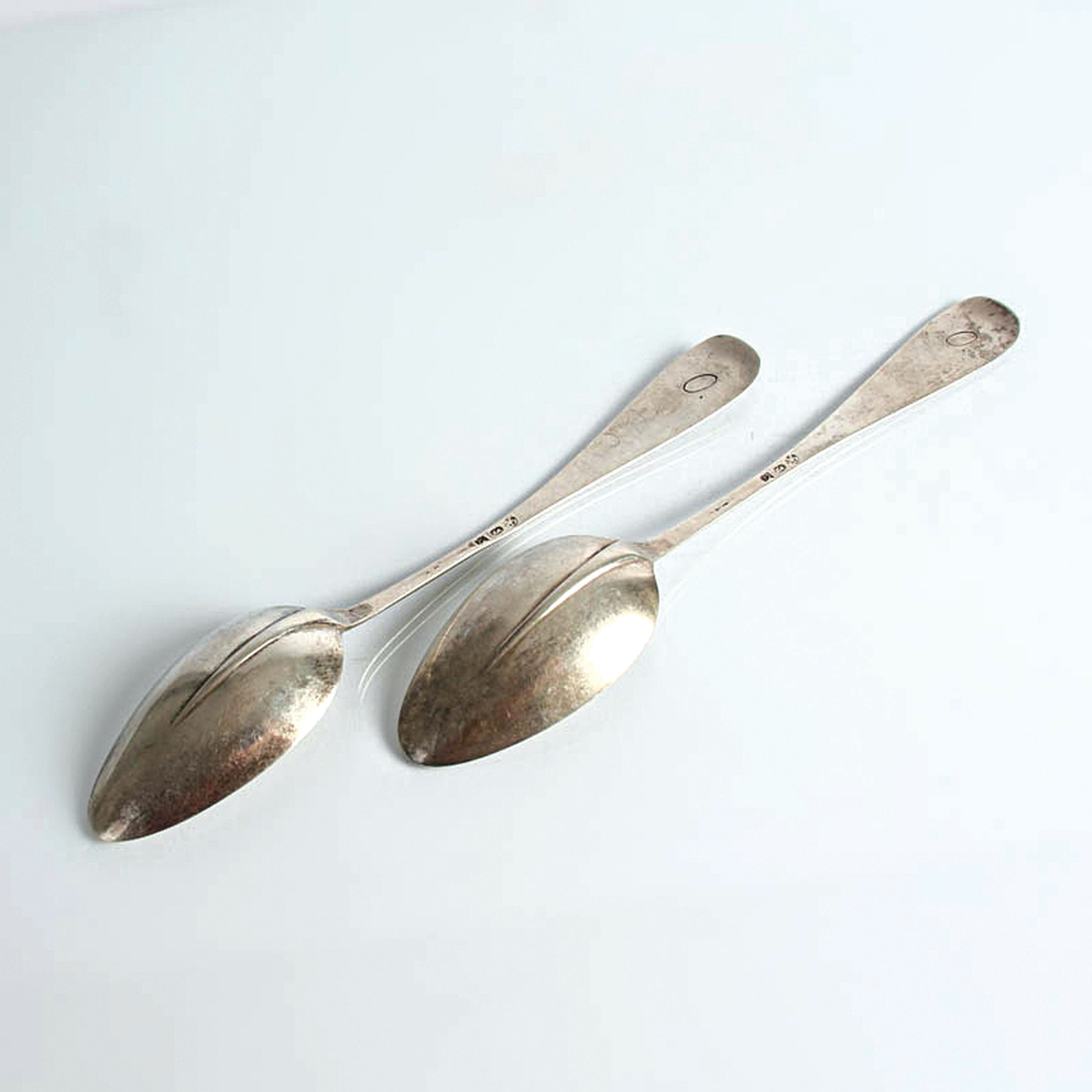 Detail a: Paar Löffel, wohl Ludwig Wilhelm Meyer, 18.Jh., 12-Lot Silber, monogrammiert O, Meistermarke LM, L. 21 cm, ca.76,5 g