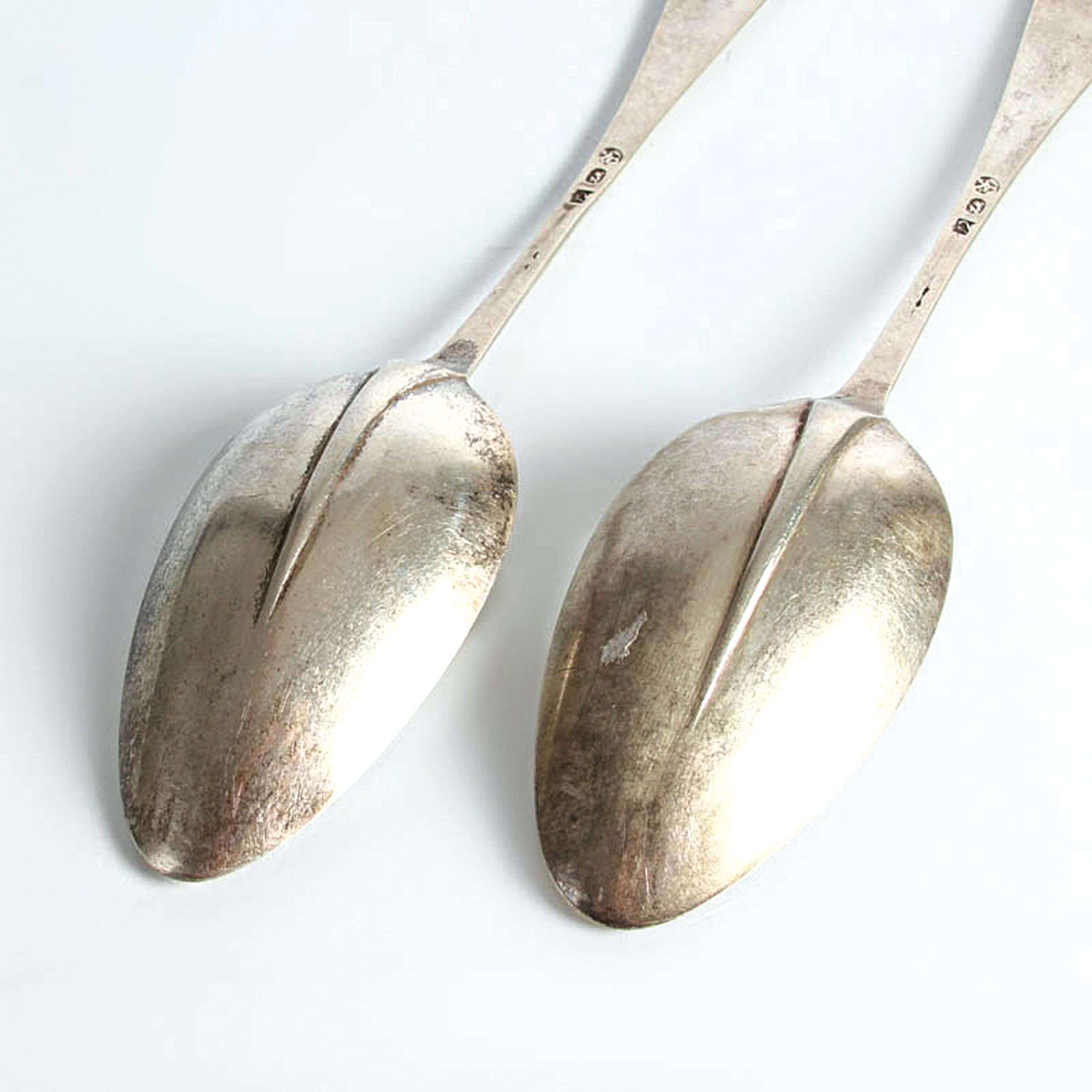 Detail b: Paar Löffel, wohl Ludwig Wilhelm Meyer, 18.Jh., 12-Lot Silber, monogrammiert O, Meistermarke LM, L. 21 cm, ca.76,5 g