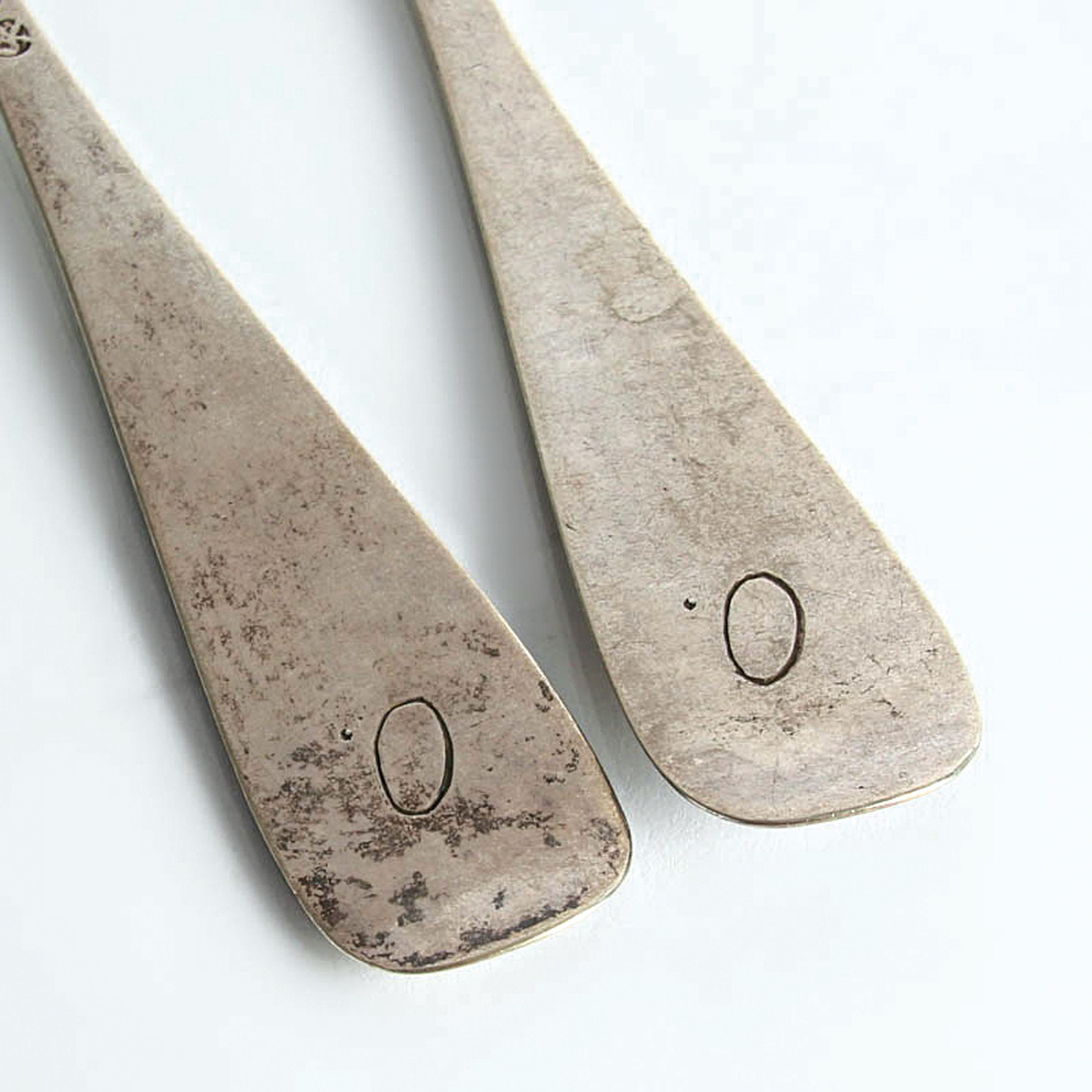 Detail c: Paar Löffel, wohl Ludwig Wilhelm Meyer, 18.Jh., 12-Lot Silber, monogrammiert O, Meistermarke LM, L. 21 cm, ca.76,5 g