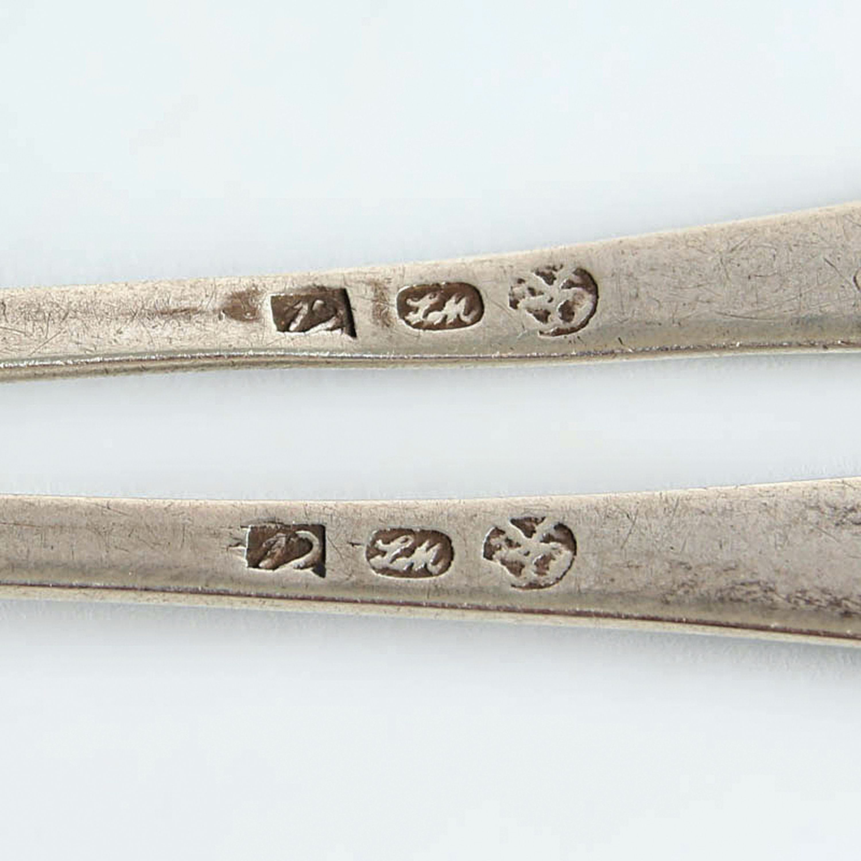 Detail d: Paar Löffel, wohl Ludwig Wilhelm Meyer, 18.Jh., 12-Lot Silber, monogrammiert O, Meistermarke LM, L. 21 cm, ca.76,5 g