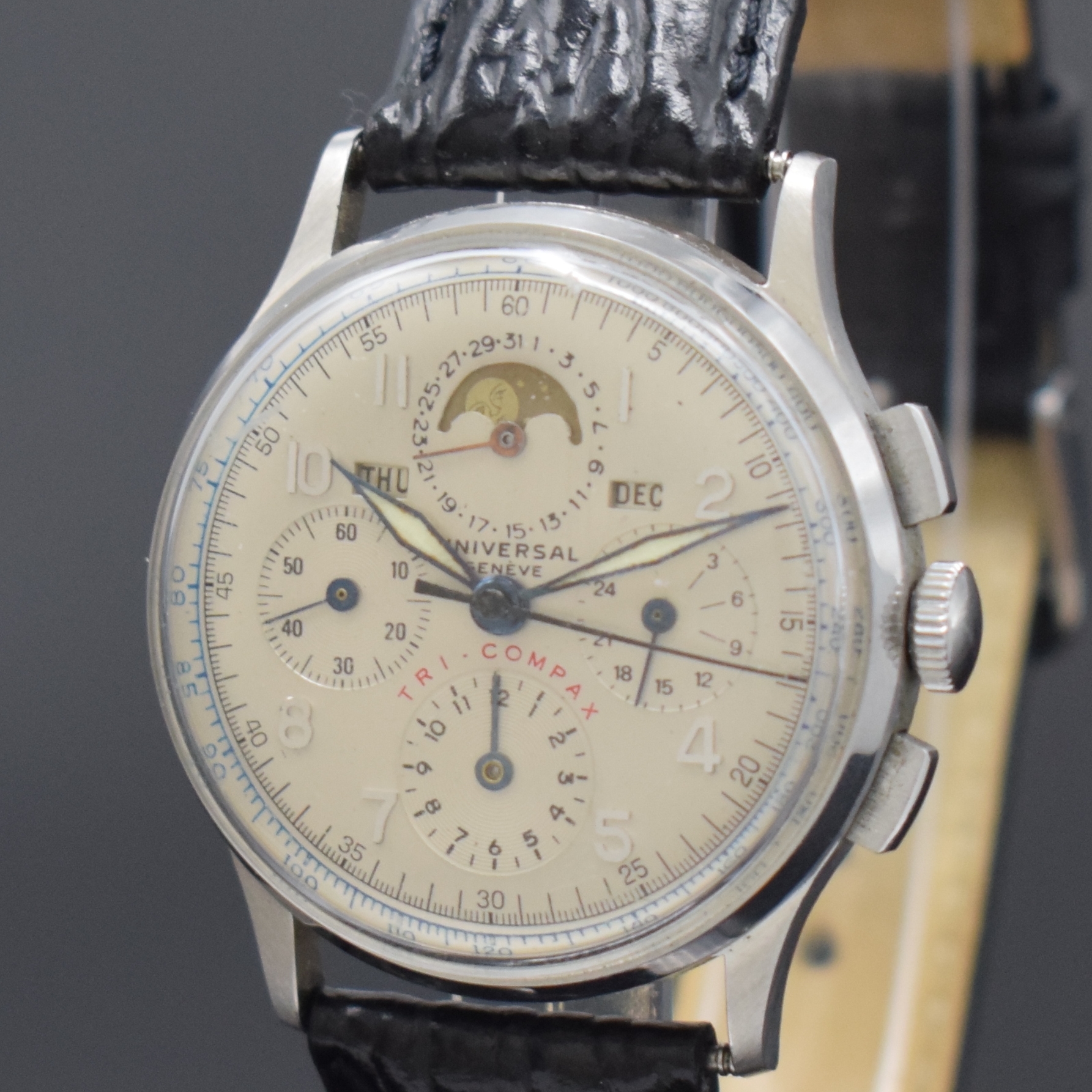Detail a: UNIVERSAL GENEVE Tri-Compax Herrenarmbanduhr in Stahl mit Schaltradchronograph und Vollkalender Referenz 22279, Schweiz um 1945, Handaufzug, 3-teil. ...
