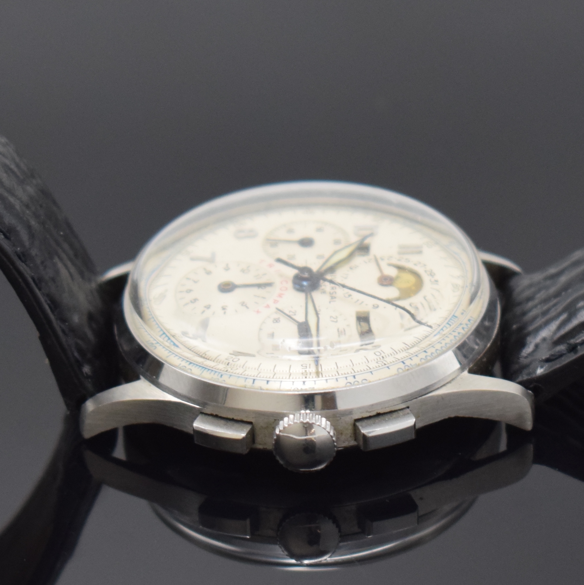 Detail c: UNIVERSAL GENEVE Tri-Compax Herrenarmbanduhr in Stahl mit Schaltradchronograph und Vollkalender Referenz 22279, Schweiz um 1945, Handaufzug, 3-teil. ...