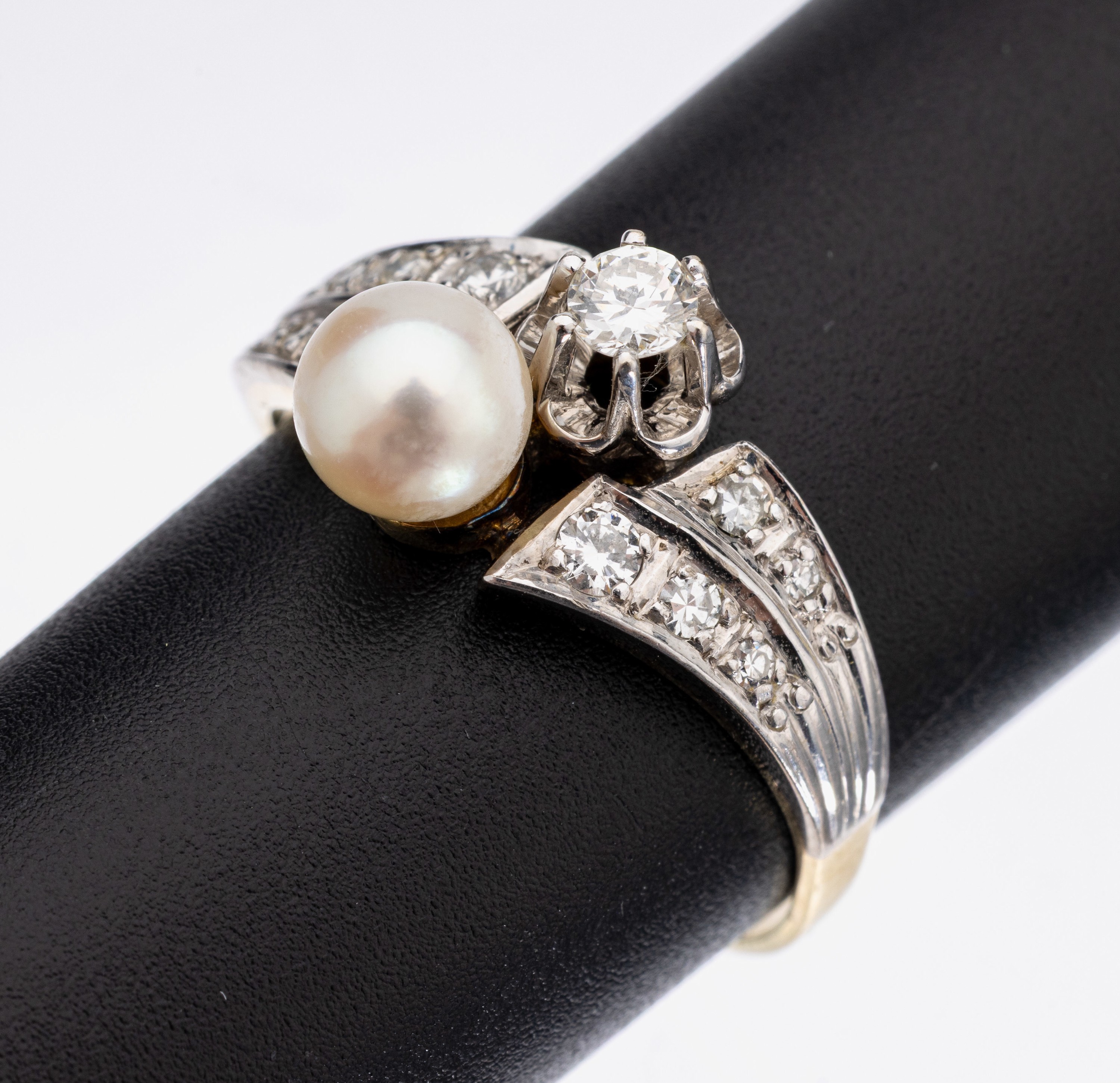 14 kt Gold Perl-Diamant-Ring, GG/WG 585/000, Zuchtperle, D. ca. 6.5 mm, 1 Brillantund 10 8/8-Diamanten zus. ca. 0.25 ct Weiß/si, ca. 4.7 g, RW 63