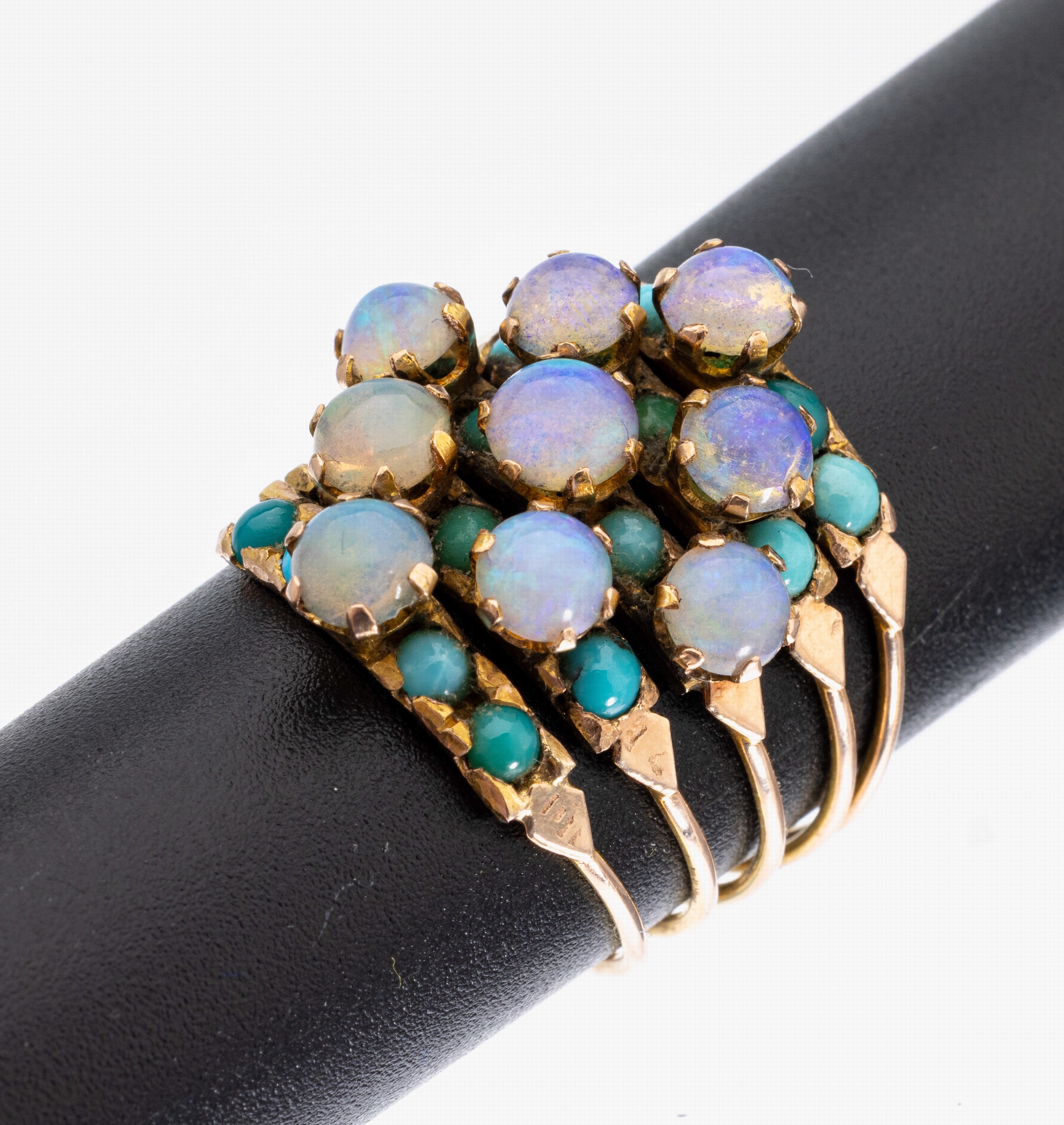 14 kt Gold Opal-Türkis-Ring, RG 585/000, gepr., sogn. Sklavenring, 5-reihig, 9 Opale zus. ca. 1.20 ct, 12 Türkis-Cabochons in versch. ...