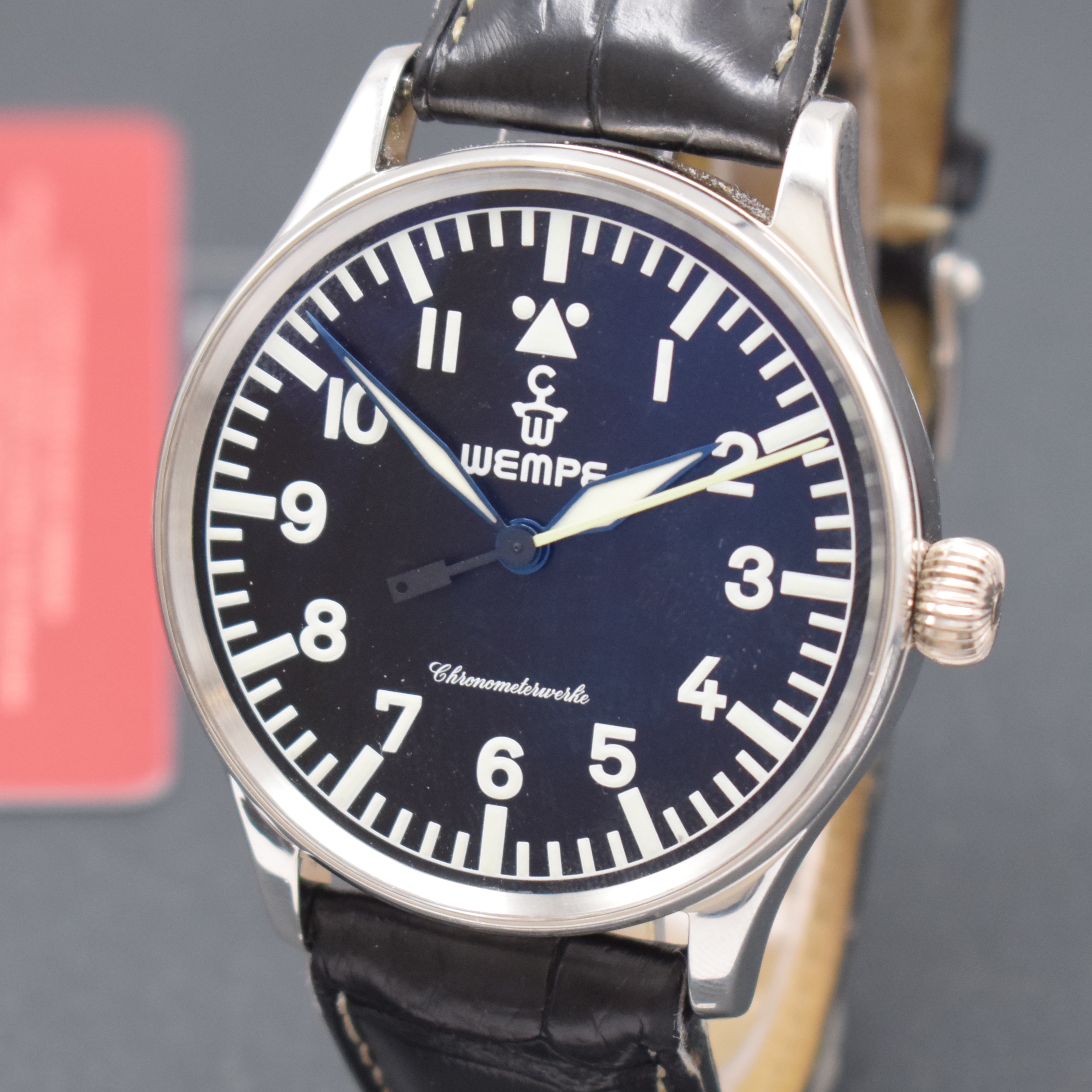 Detail a: WEMPE große und sehr seltene, auf 25 Stück limitierte Fliegeruhr aus Platin, Handaufzug, Lederband inkl. orig. Platin Dornschl., beids. vergl., ...
