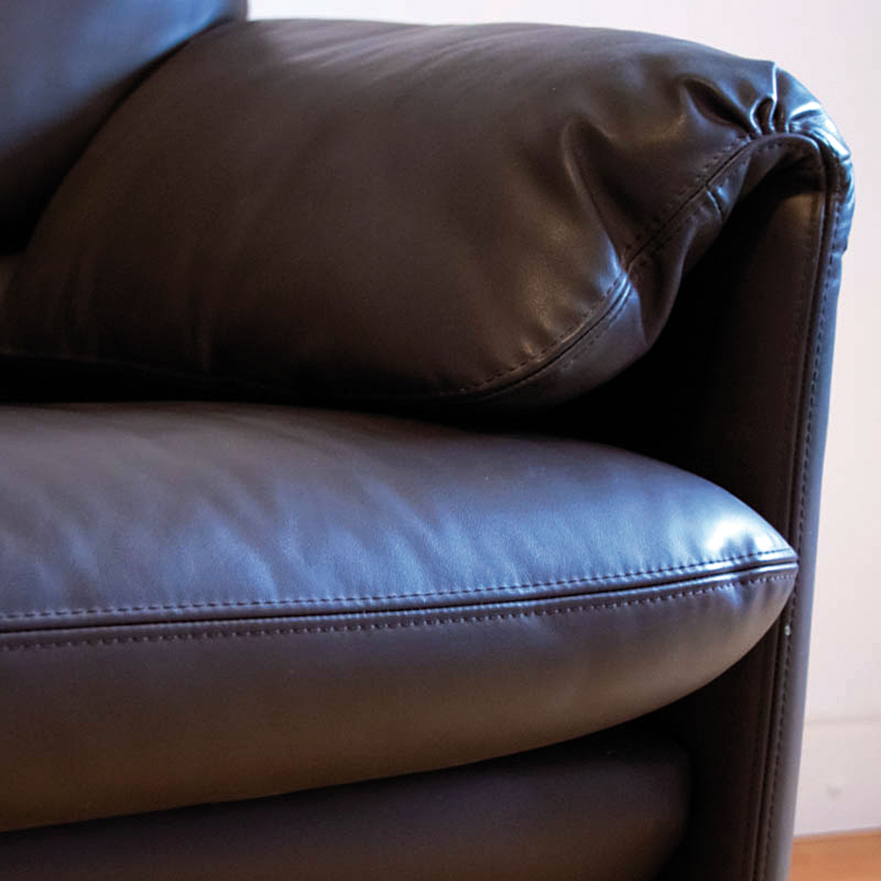 Detail d: 2-Sitzer Ledercouch, Design von Axel Enthoven für Leolux, "Bora Bora", 1983, mit Leder bezogen, ca. 91 x 177 x 47 cm, EZ 2