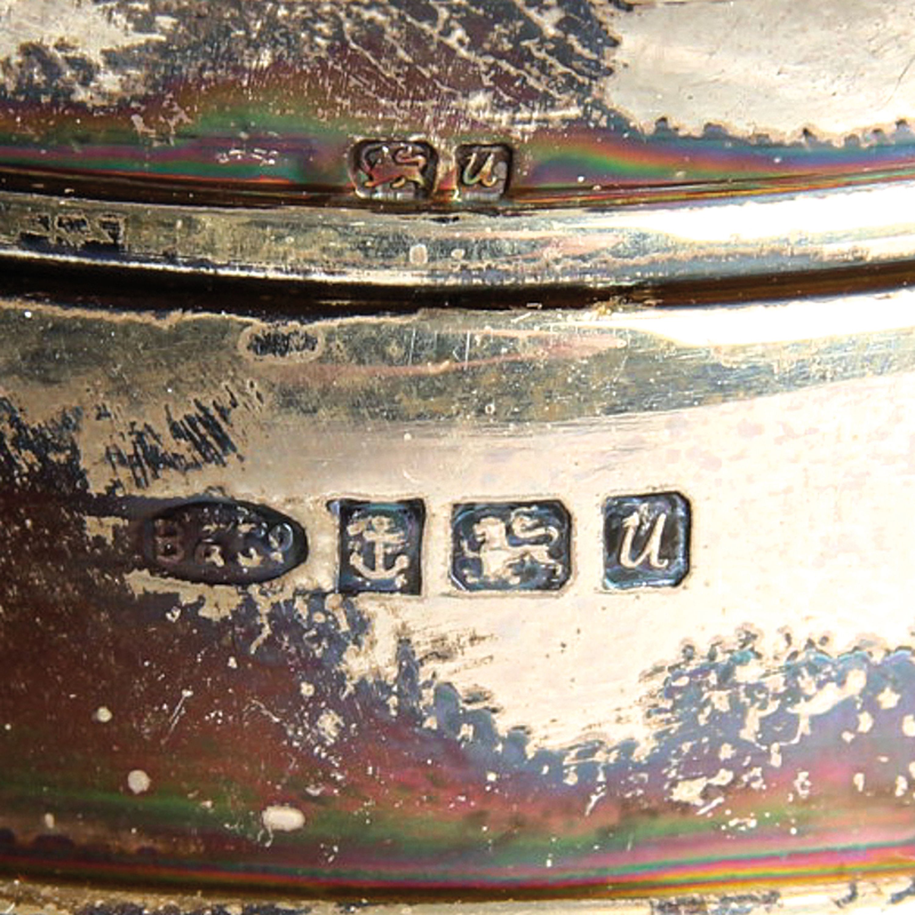 Detail e: Schreibzeug, W.I. Broadway & Co., Birmingham, 1994, Tischchen aus Holz, zwei Tintengläser,Silbermontur