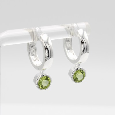 26925256a - Paar Klappcreolen mit Peridots, 925er Silberfac. Peridots als Abhängungen, Creold. ...