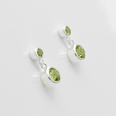 26925257a - Paar Ohrstecker mit Peridots, 925er Silber, runde, fac. Peridots