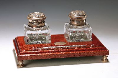 Image 26925280 - Schreibzeug, W.I. Broadway & Co., Birmingham, 1994, Tischchen aus Holz, zwei ...