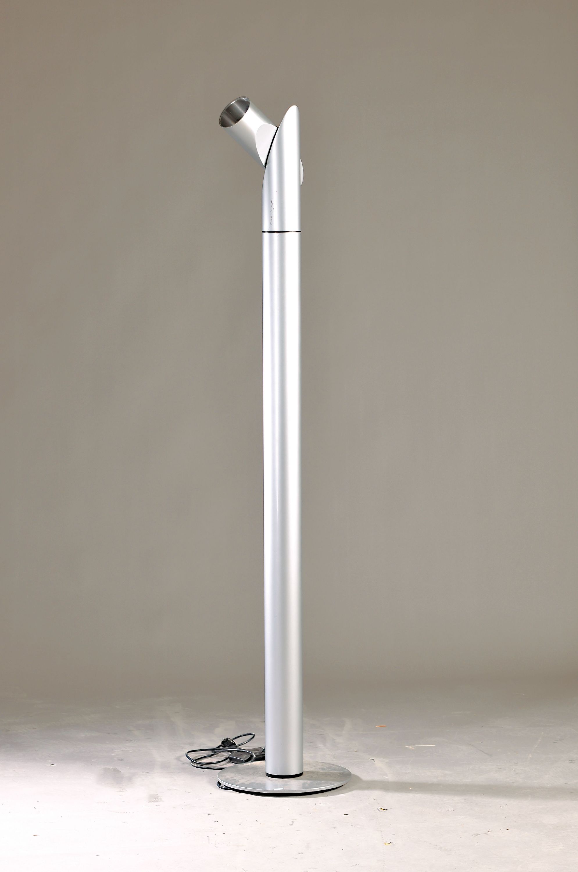 Stehlampe, Arredoluce, Entw. Nanda Vigo (1936 -2020), 1970-79, Metallkorpus grau lackiert, Oberteil drehbar, H. 190 cm