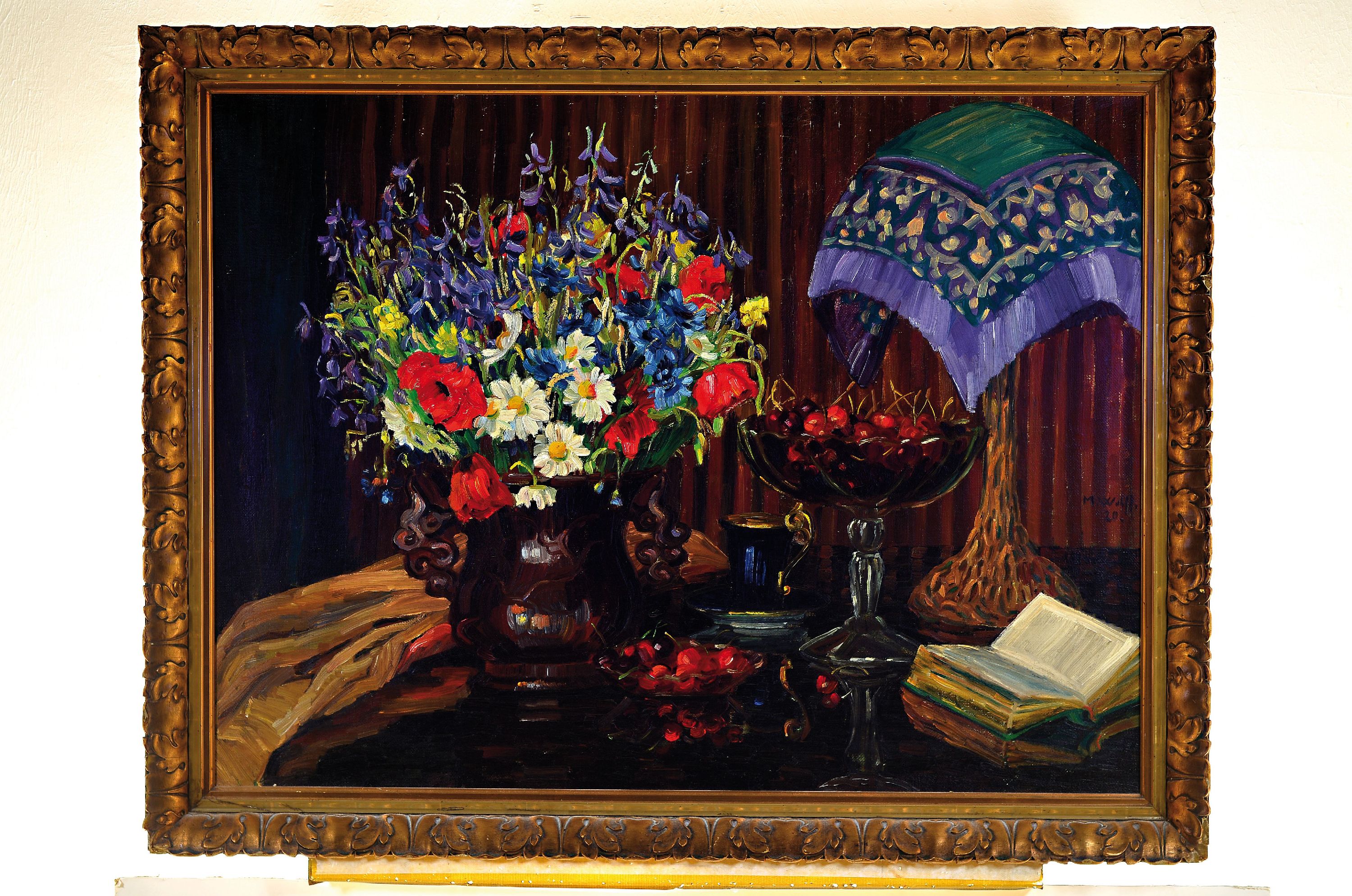 Detail k: Martin Wolff, geb. 1898, Maler und Grafiker in Leipzig, hier: Üppiges Stillleben mit buntem Blumenstrauß, Tischlampe, Obstschale und Buch, Öl/Lwd, ...