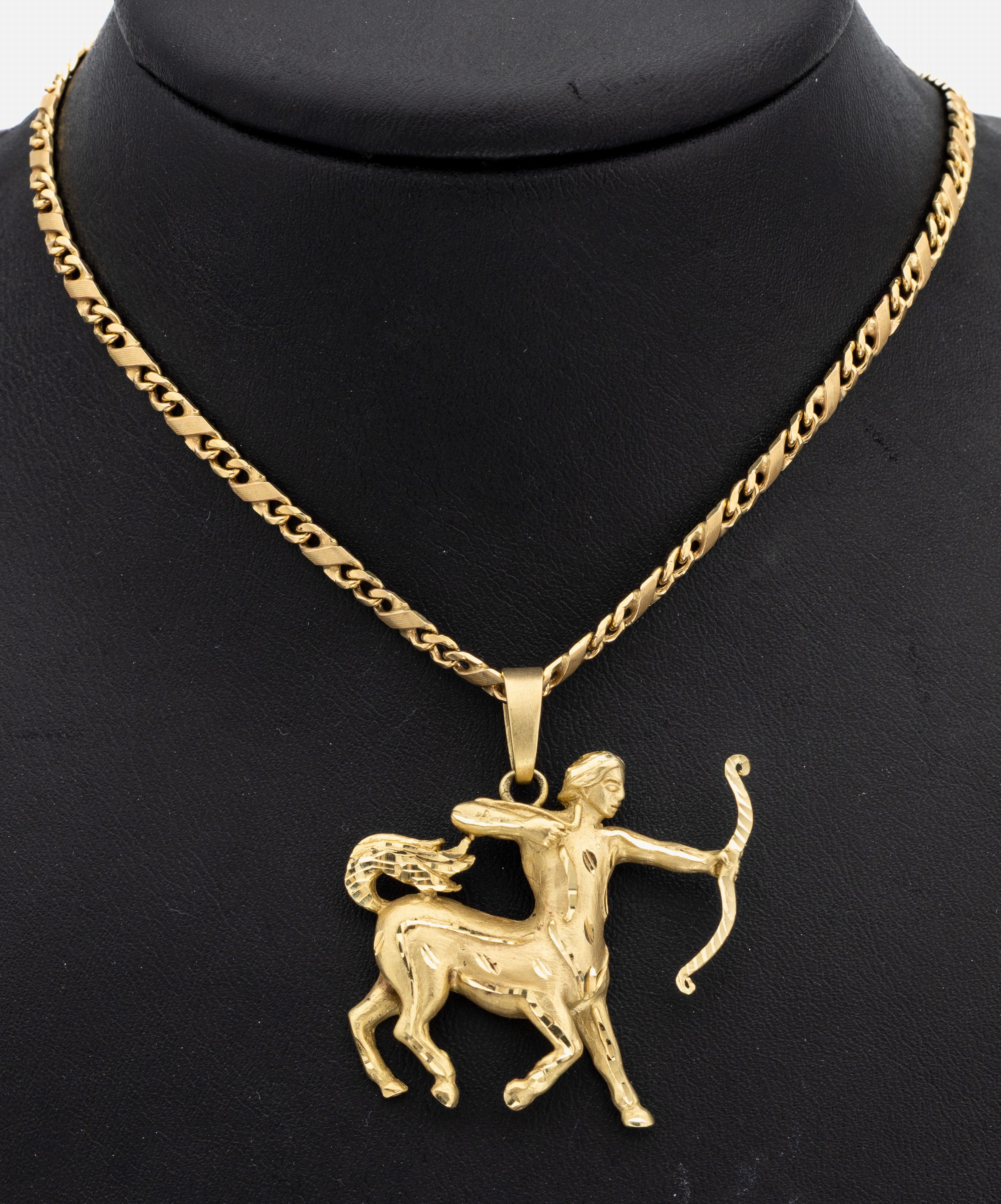 14 kt Gold Collier mit Anhänger "Zentaur", GG 585/000, Panzerkette mit sat. Elementen, L.ca. 50 cm, Karabinerschließe, ca. 27.4 g