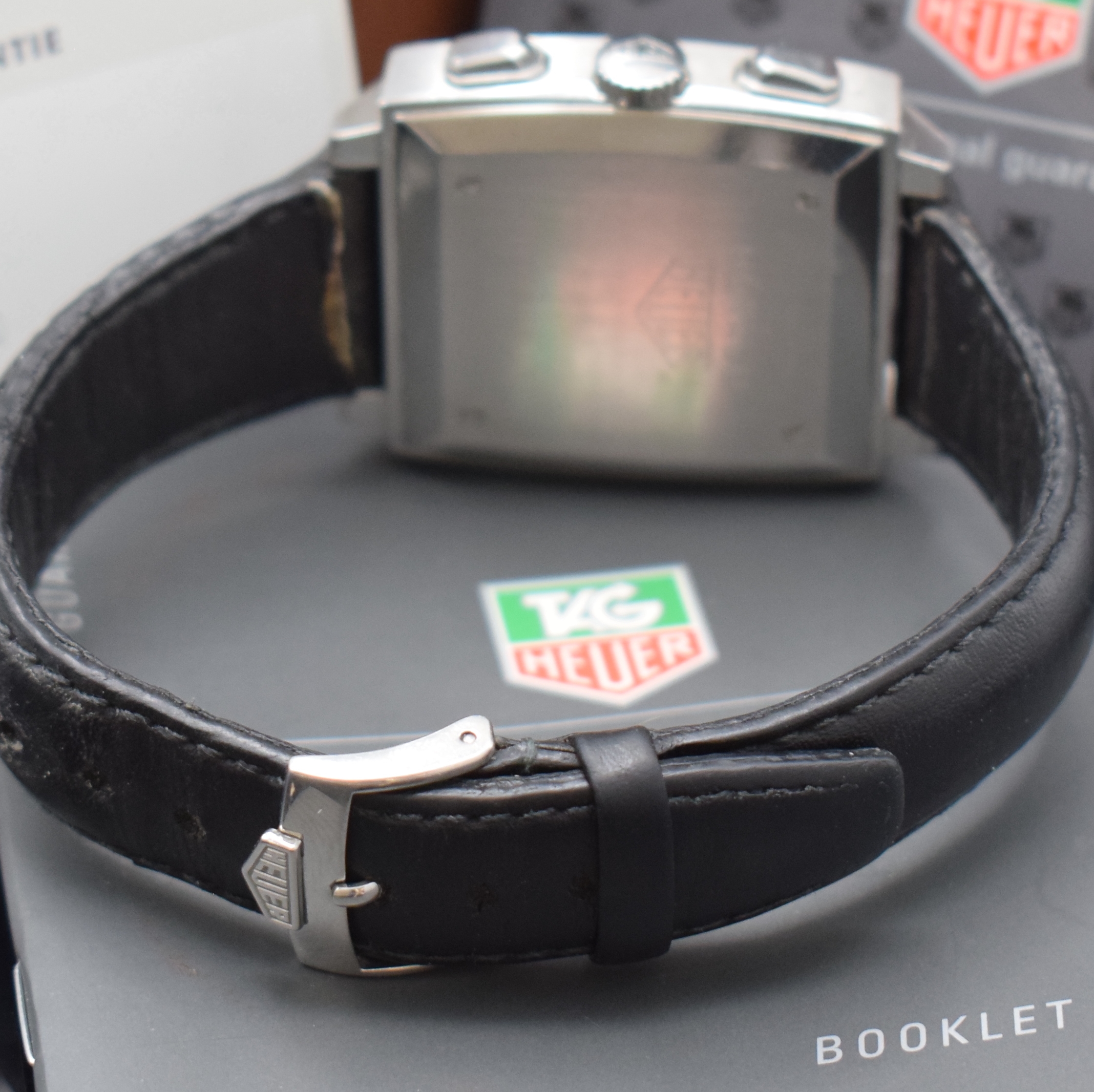 Detail b: TAG HEUER Monaco Herrenchronograph in Stahl Referenz CS2111, Automatik, Schweiz verk. lt. Pap. 04/2001, Edelstahlgeh. inkl. neutr. Lederband m. orig. ...