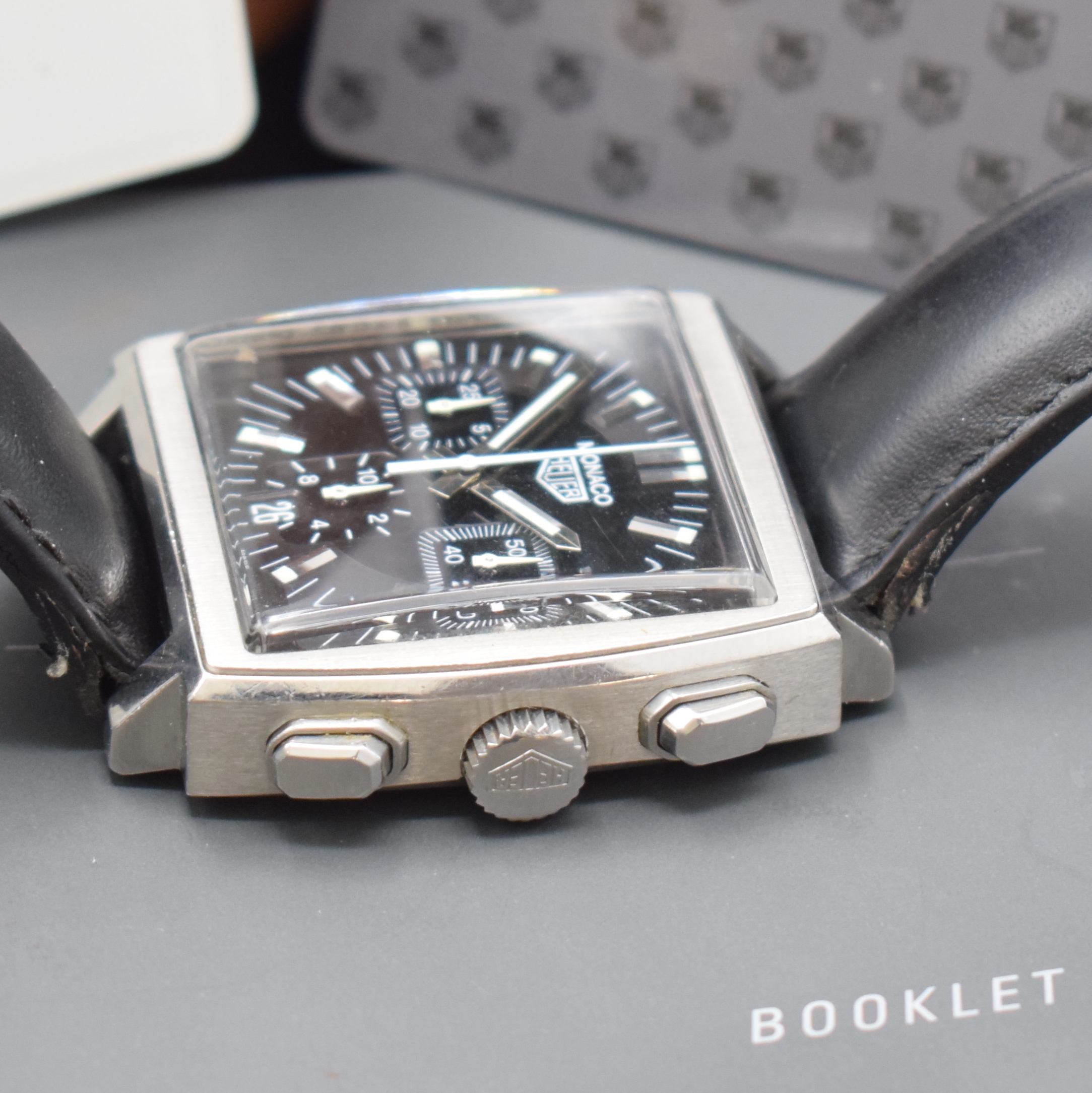 Detail c: TAG HEUER Monaco Herrenchronograph in Stahl Referenz CS2111, Automatik, Schweiz verk. lt. Pap. 04/2001, Edelstahlgeh. inkl. neutr. Lederband m. orig. ...