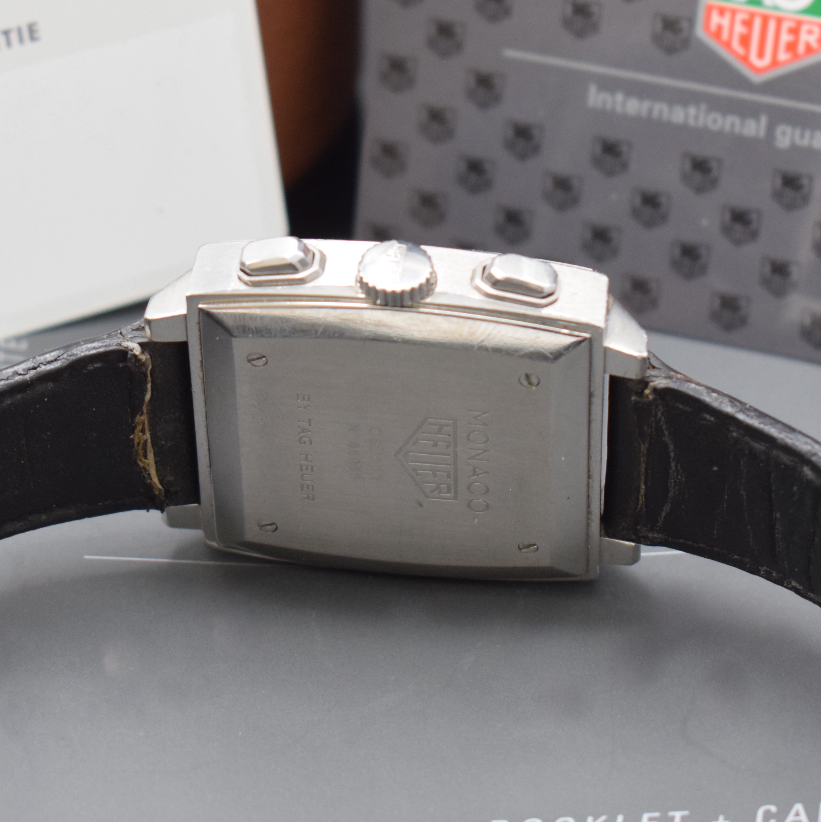Detail d: TAG HEUER Monaco Herrenchronograph in Stahl Referenz CS2111, Automatik, Schweiz verk. lt. Pap. 04/2001, Edelstahlgeh. inkl. neutr. Lederband m. orig. ...