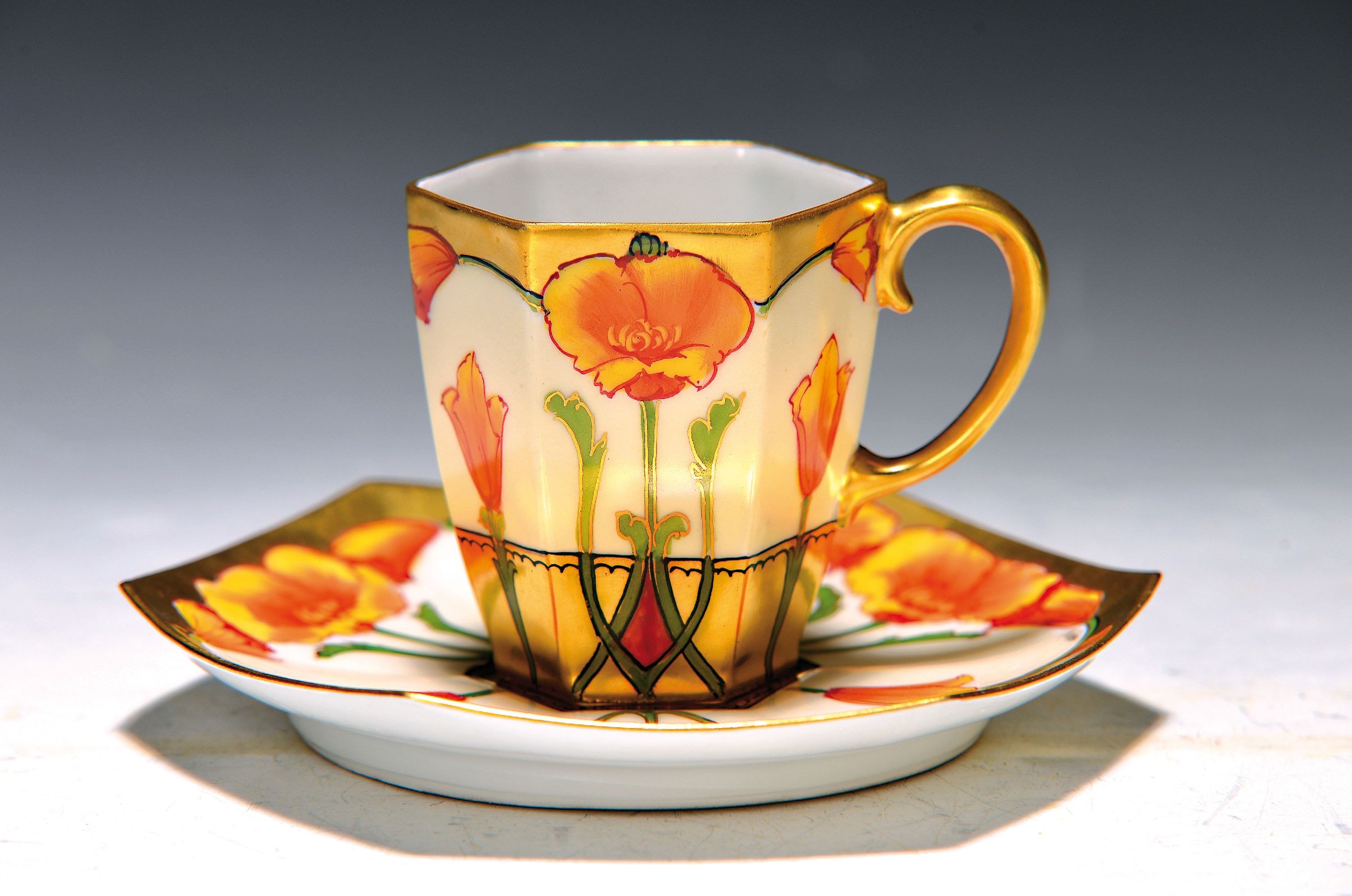 Jugendstil-Mokkatasse, Limoges um 1889, Porzellan, feine polychrome Bemalung von Mohnblumen mit Goldstaffage, Untertasse in Gold signiert Rhod (?), ...