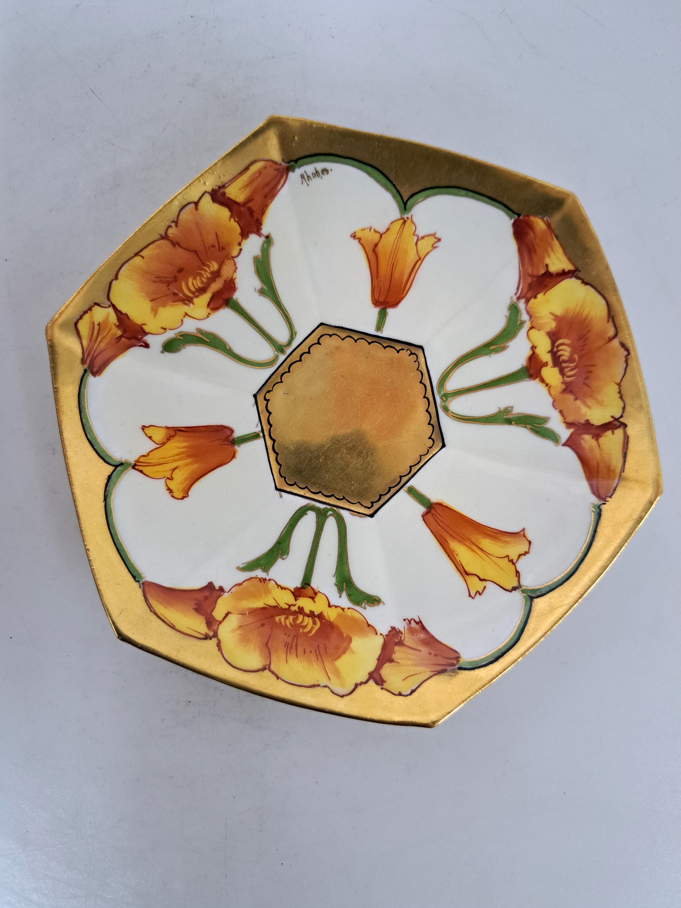 Detail a: Jugendstil-Mokkatasse, Limoges um 1889, Porzellan, feine polychrome Bemalung von Mohnblumen mit Goldstaffage, Untertasse in Gold signiert Rhod (?), ...