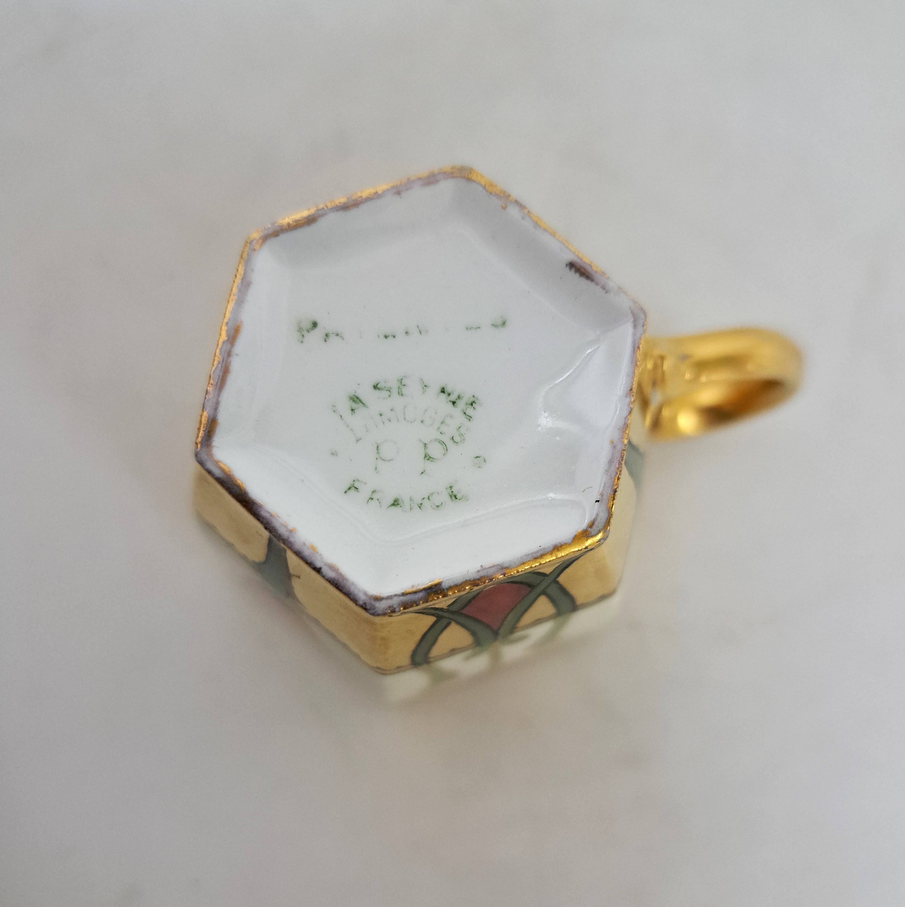 Detail c: Jugendstil-Mokkatasse, Limoges um 1889, Porzellan, feine polychrome Bemalung von Mohnblumen mit Goldstaffage, Untertasse in Gold signiert Rhod (?), ...