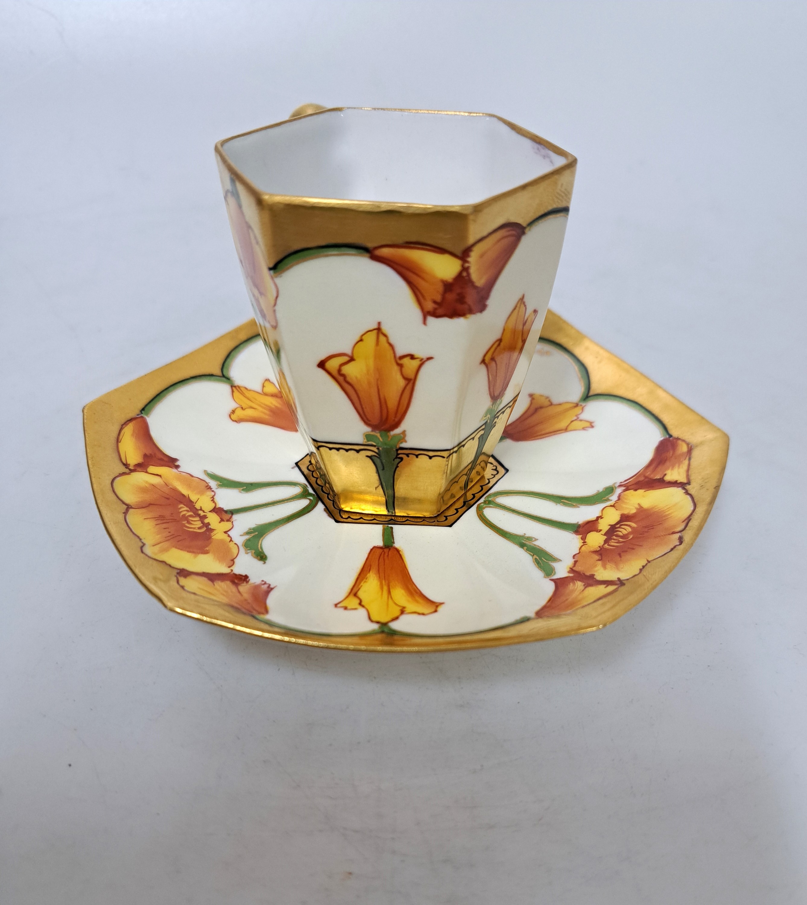 Detail d: Jugendstil-Mokkatasse, Limoges um 1889, Porzellan, feine polychrome Bemalung von Mohnblumen mit Goldstaffage, Untertasse in Gold signiert Rhod (?), ...