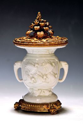 Image 26926179 - Deckelvase, China, 19. Jh., sog. Blanc de Chine, zwei stil. Doppelhenkel, beidseitiger ...