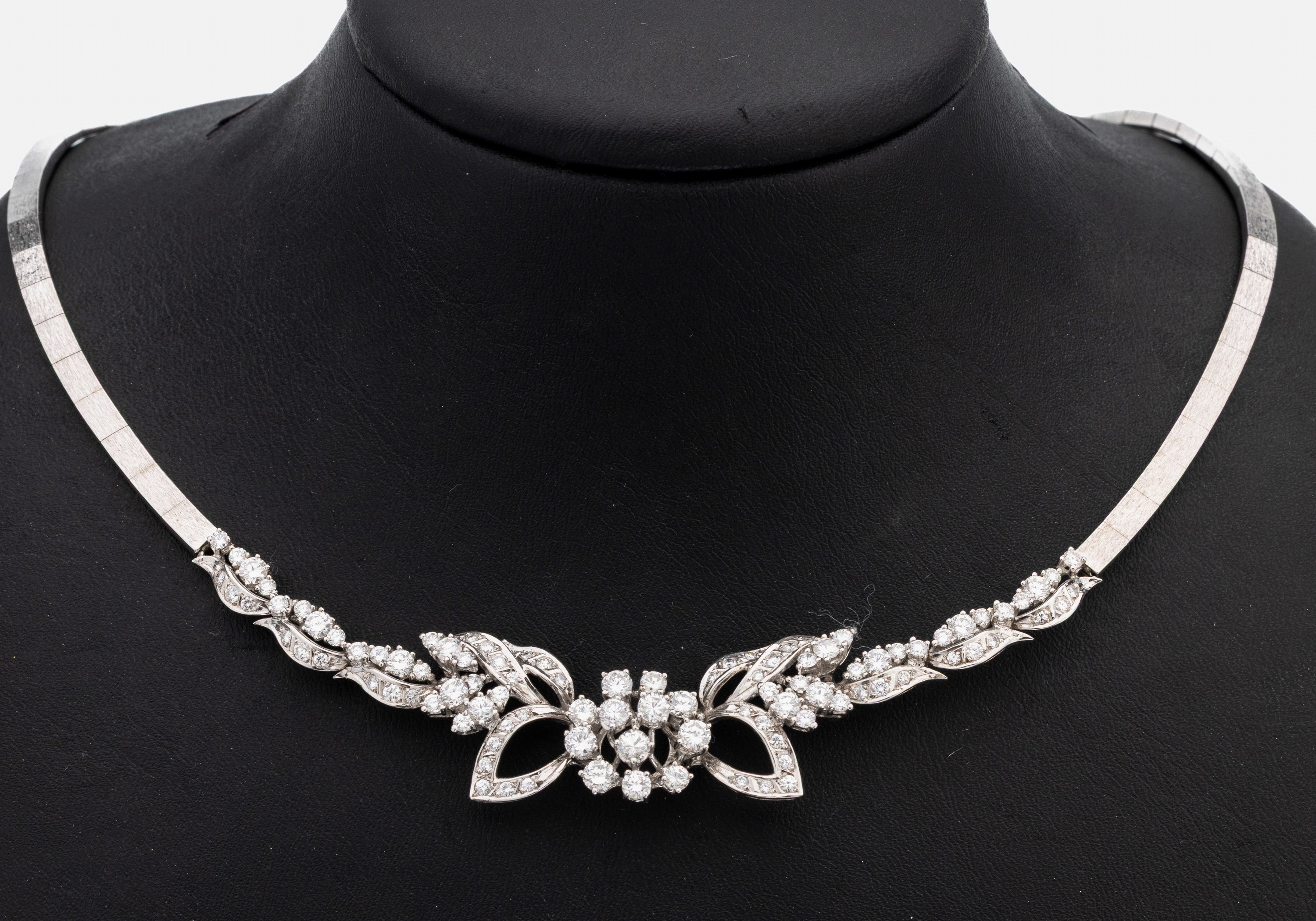 18 kt Gold Brillant-Collier, WG 750/000, florales Mittelteil bes. mit 100 Brillanten zus. ca. 5.0 ct feines Weiß/vs-si, Band in sat. ...