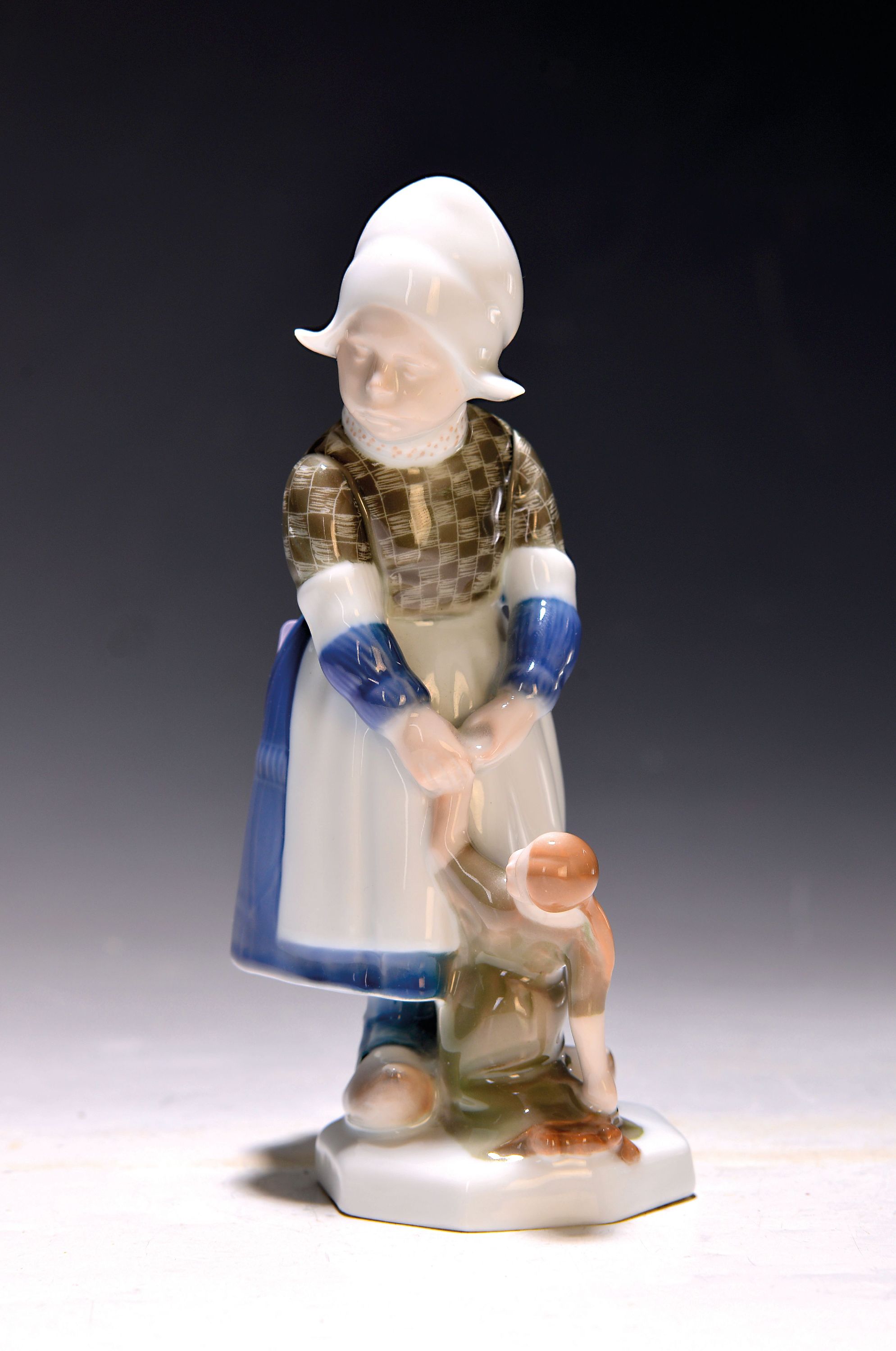 Porzellanfigur, Rosenthal, Kunstabteilung Selb, Kriegsmarke 1914-18, Entw. Karl Himmelstoss, Porzellan, farbig staffiert, holländisches Mädchen mit ...