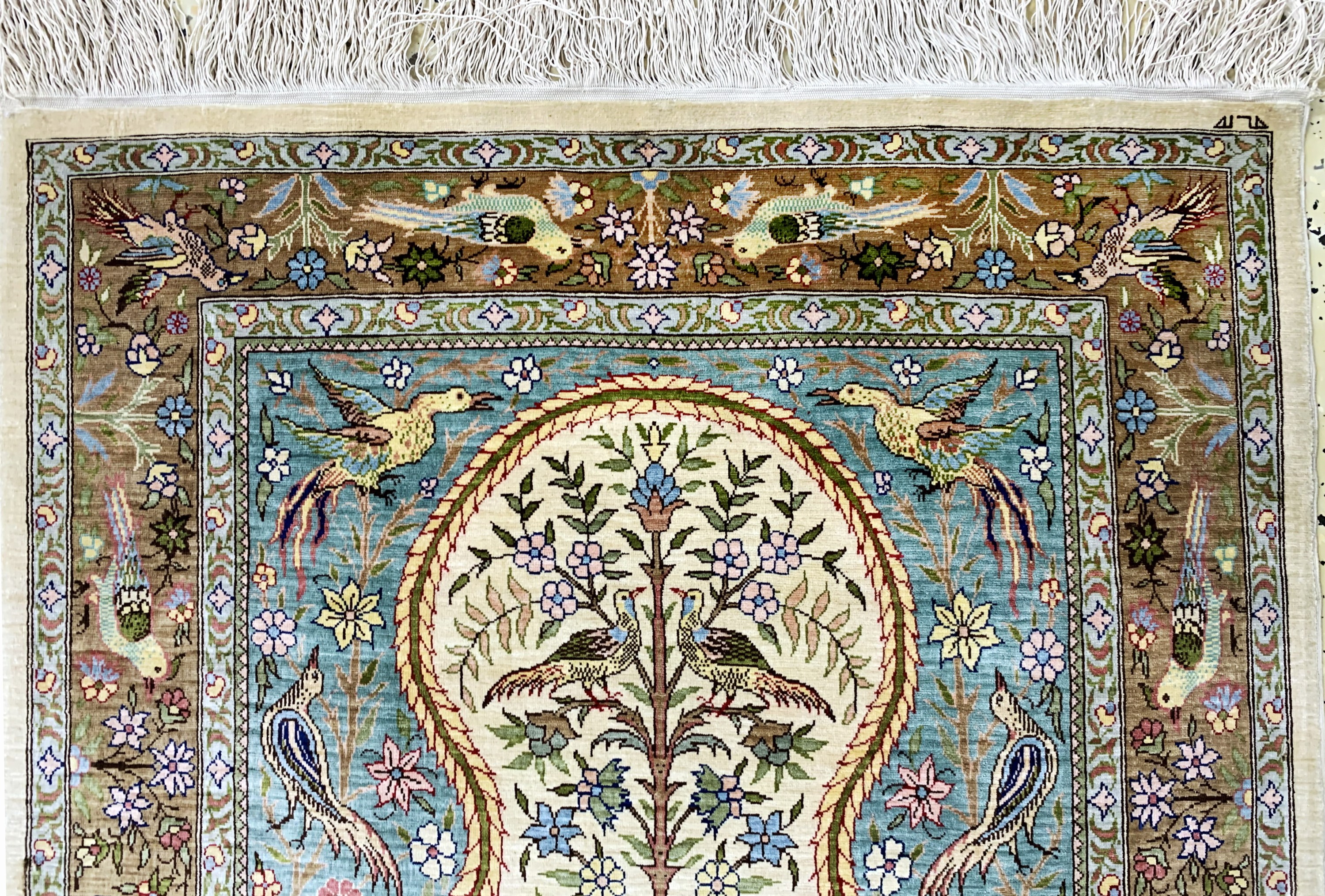 Detail a: Hereke Seide fein signiert, Türkei, Ende 20.Jhd, reine Naturseide, ca. 104 x 66 cm, ca.1,0 Mio. Kn/qm, EHZ: 1-2